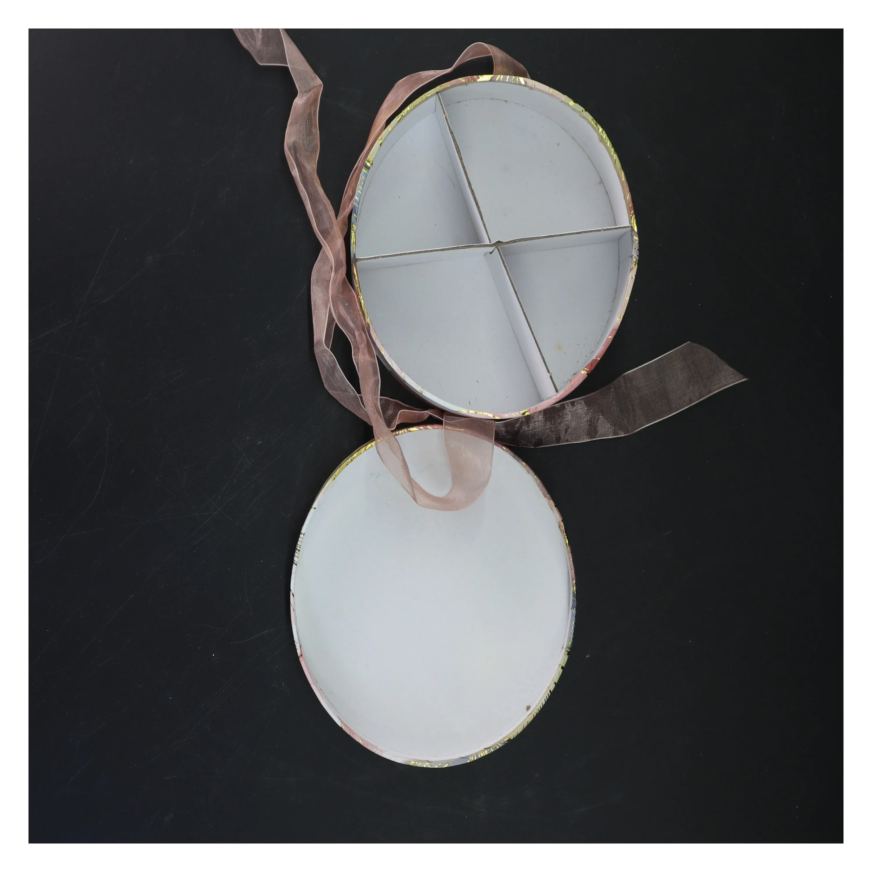 Rund gaveæske med bånd (str. 14x6 cm)