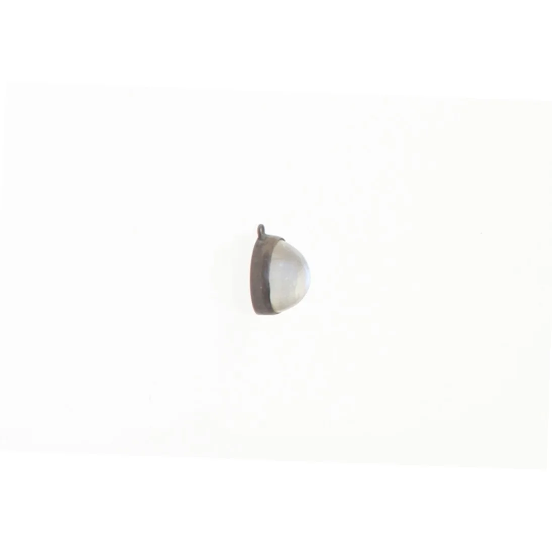 Vedhængmed hvid sten (str. 1,2 x 0,9 x 0,7 cm)