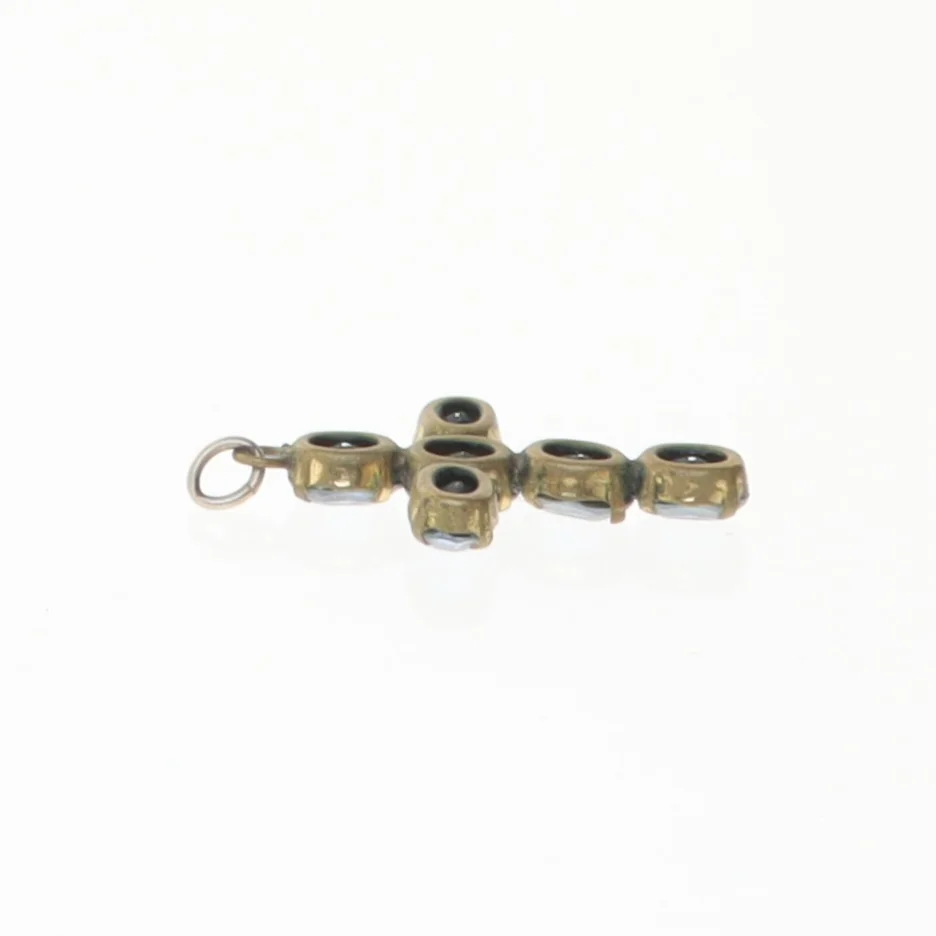 Kors med simili sten (str. 3,2 x 2,1 cm)
