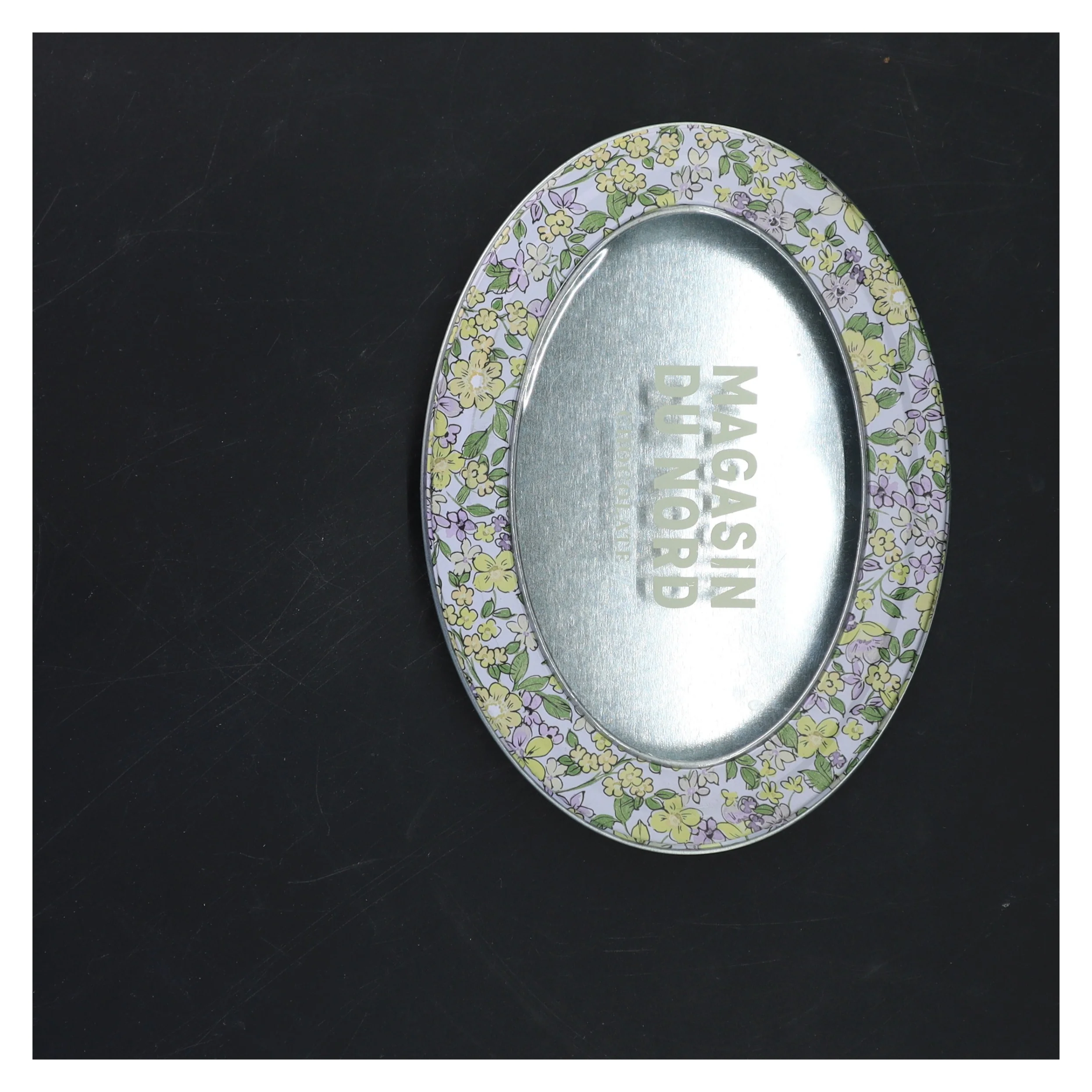 Rund metal æske med blomsterprint fra Magasin du Nord (str. 18x13x4 cm)