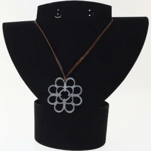 Håndlavet halskæde med blomstermotiv (str. Snor, 66 cm vedhæng ø 5 cm)