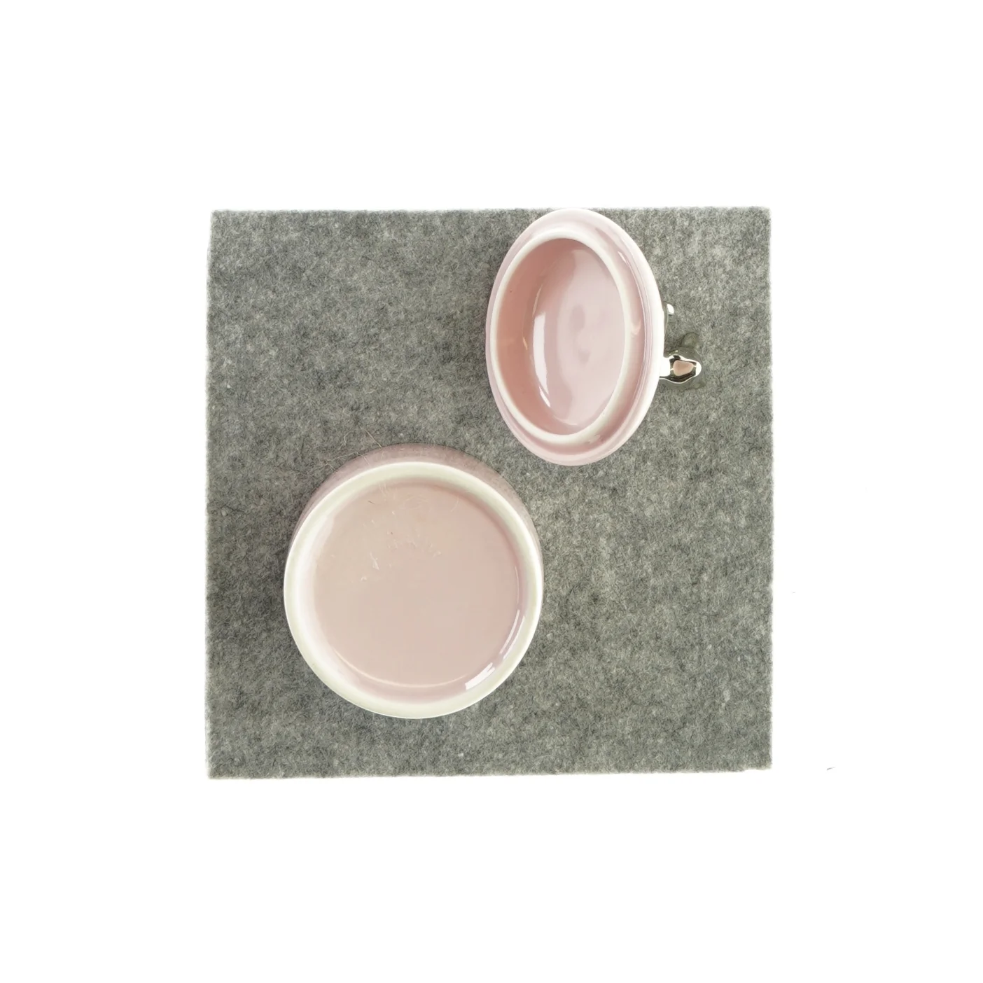 Lille opbevaringskrukke med hund i sølv på låget