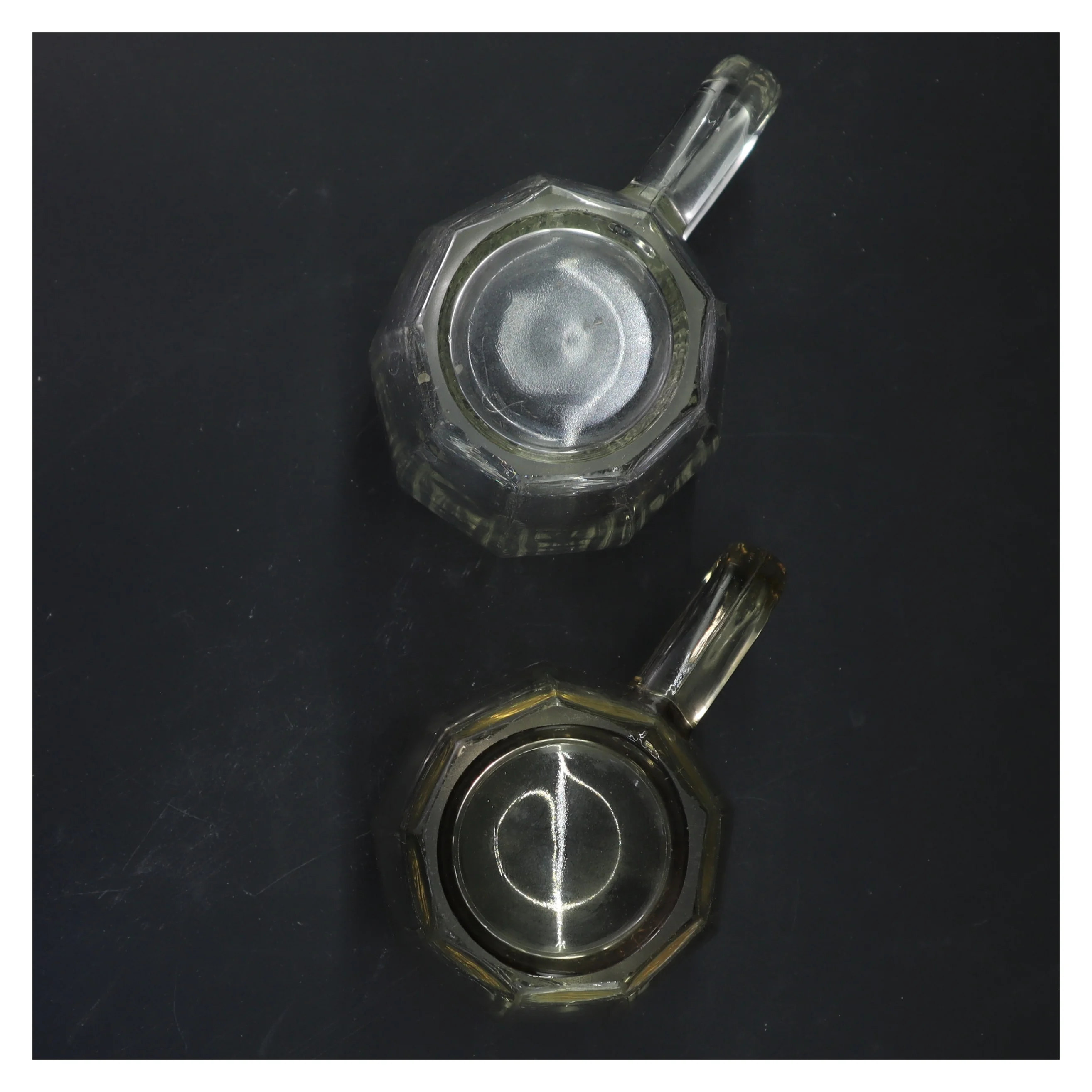 To gamle ølkrus (str. 12 cm x 8 ø cm)