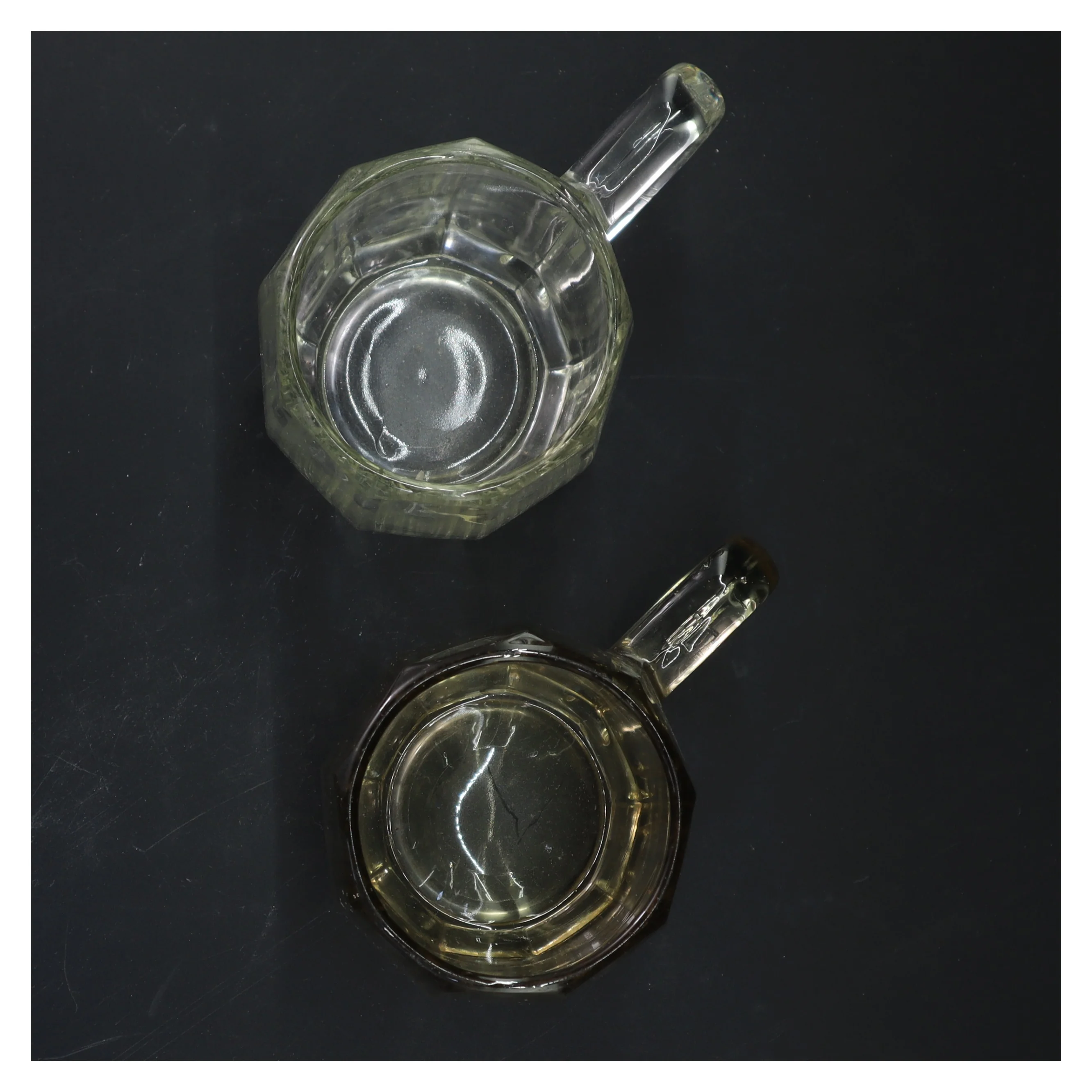 To gamle ølkrus (str. 12 cm x 8 ø cm)