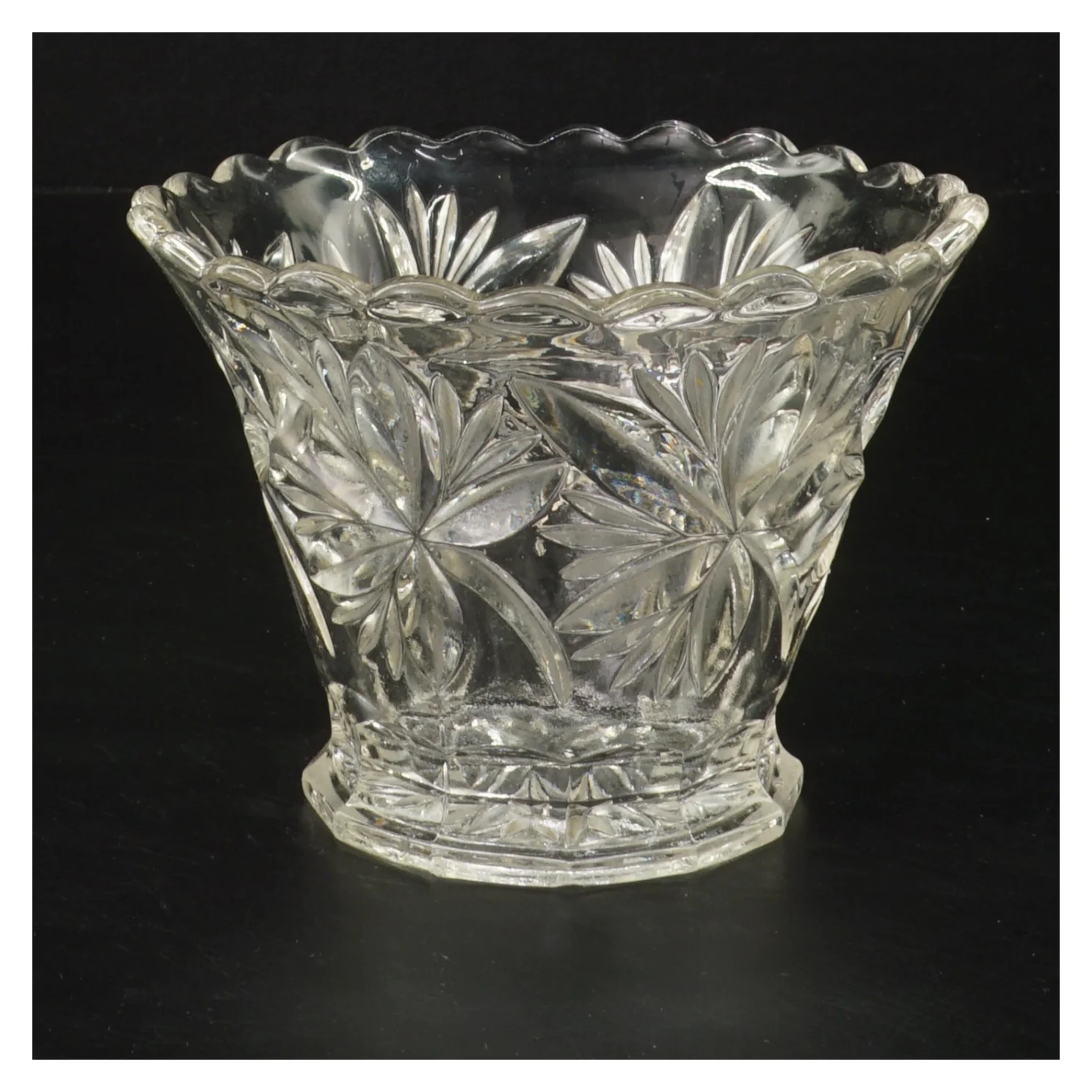 Gammel glasvase (str. &Oslash; 12,5 cm h&oslash;jde 10 cm)