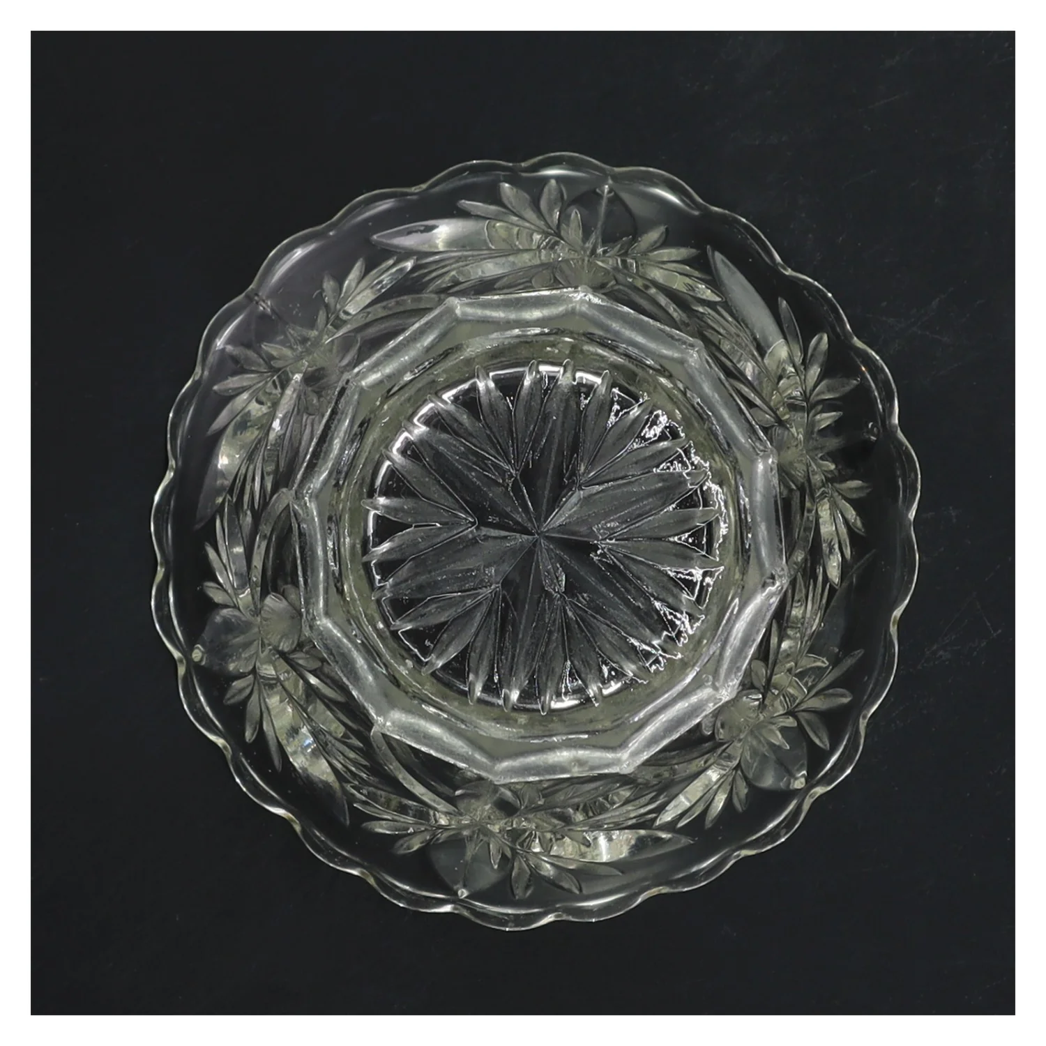 Gammel glasvase (str. Ø 12,5 cm højde 10 cm)