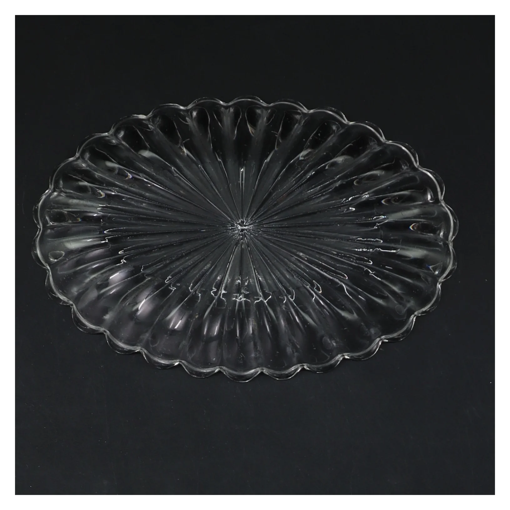 Oval asiet, presset glas (str. 15,5x10,5 cm)