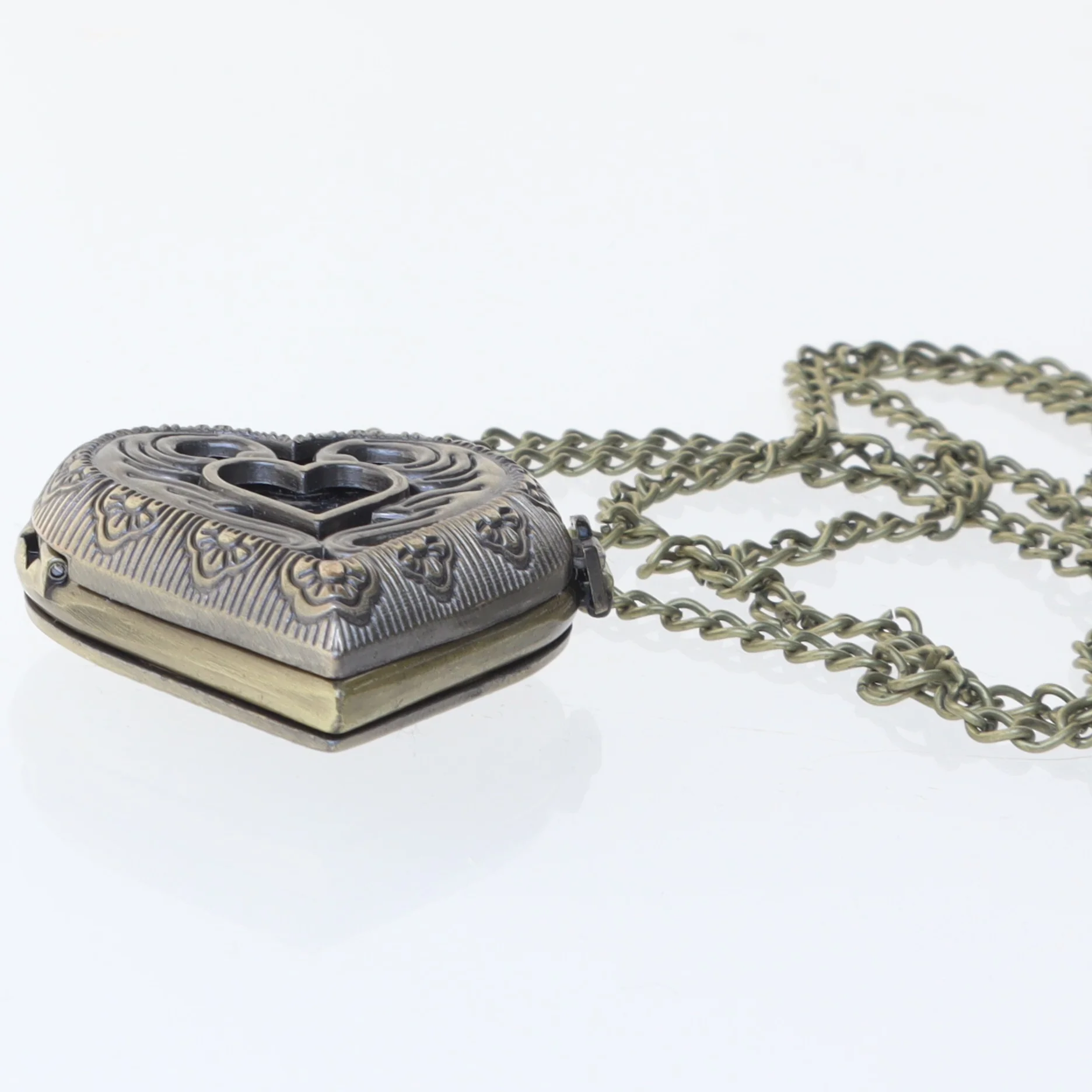 Hjerteformet vedhæng med kæde (str. 82 cm)