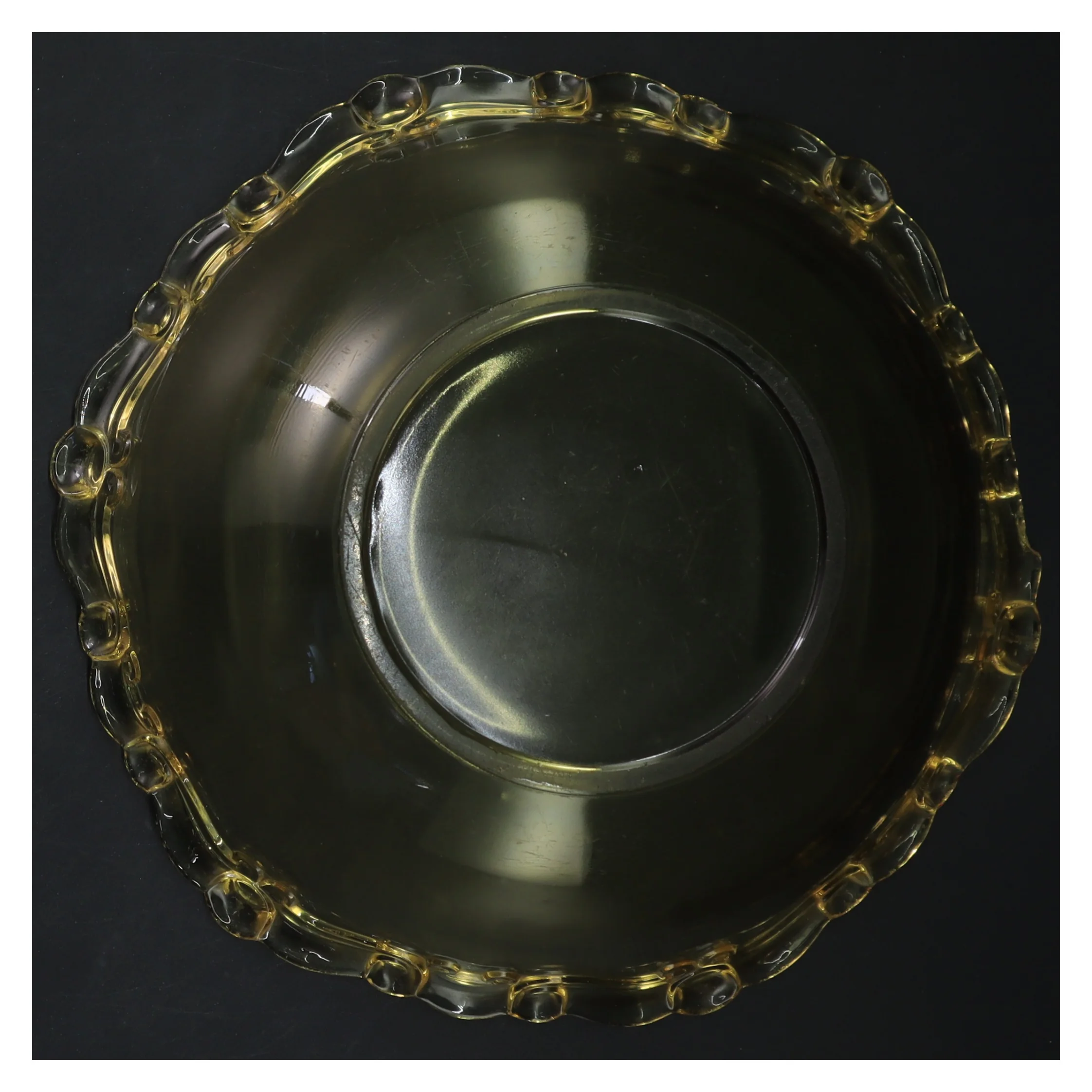 Skål i gulligt glas med dekorative kanter (str. Ø 22 cm)