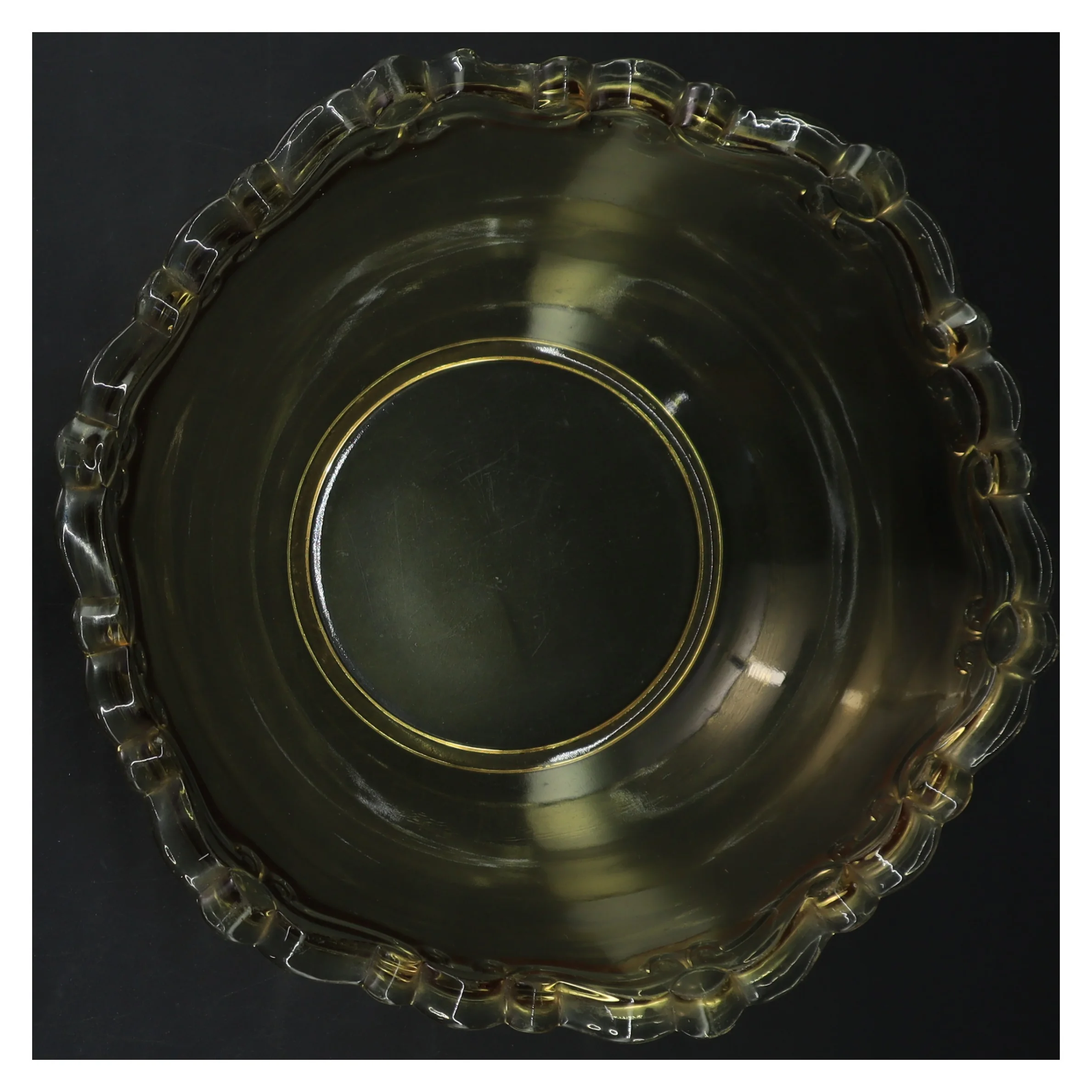 Skål i gulligt glas med dekorative kanter (str. Ø 22 cm)