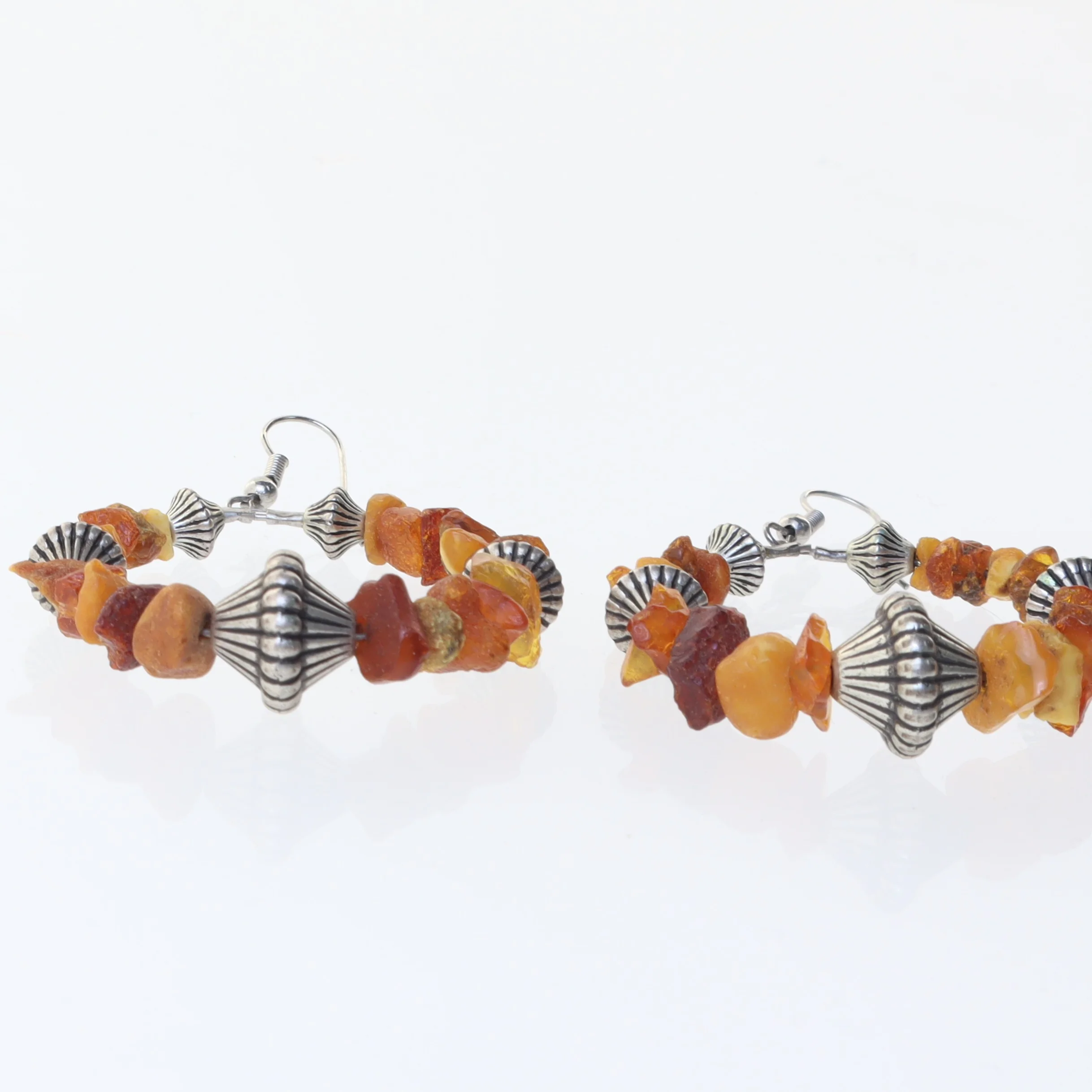 Håndlavede øreringe med rav (str. Ø 4,5 cm)