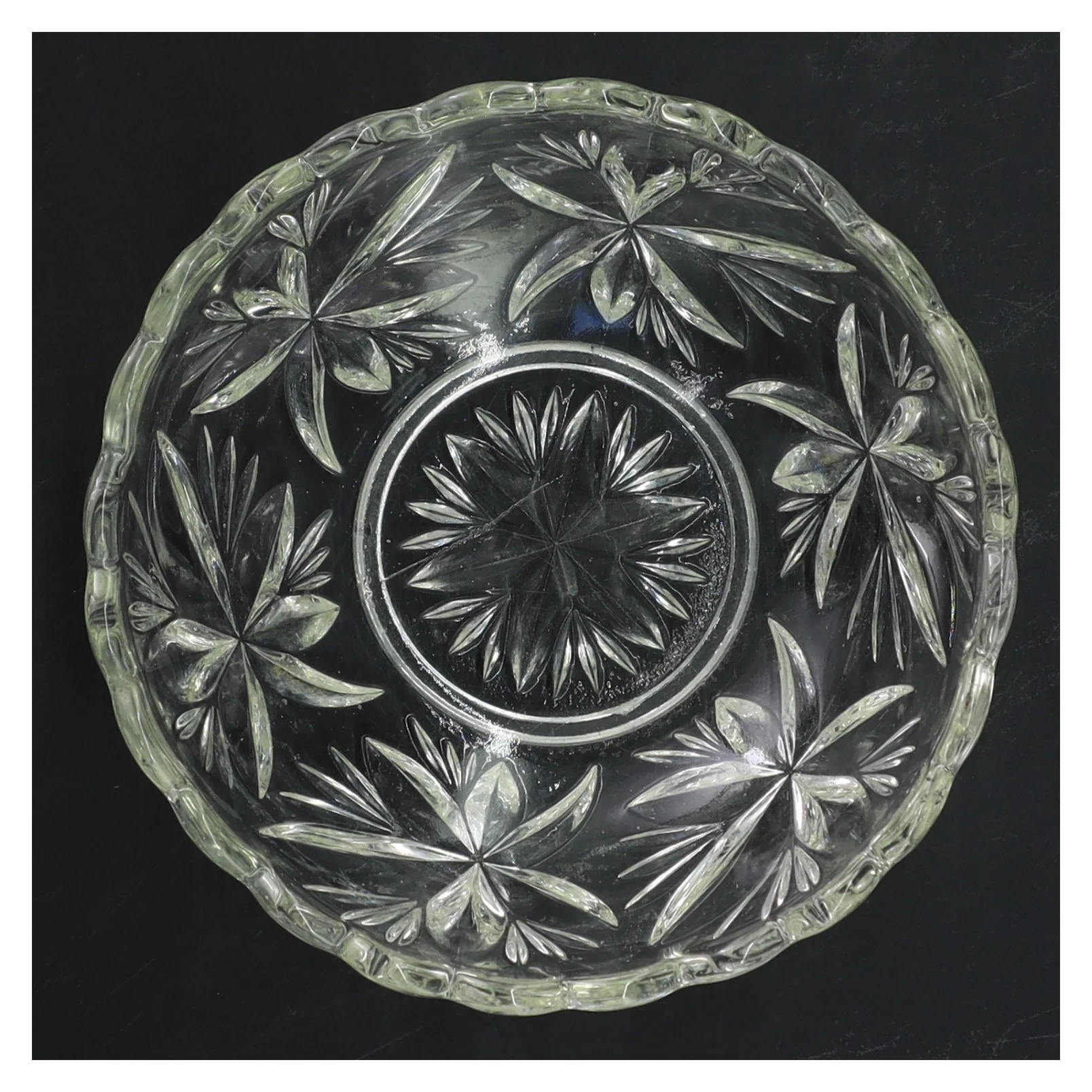 Skål i presset glas (str. Ø 15 cm)