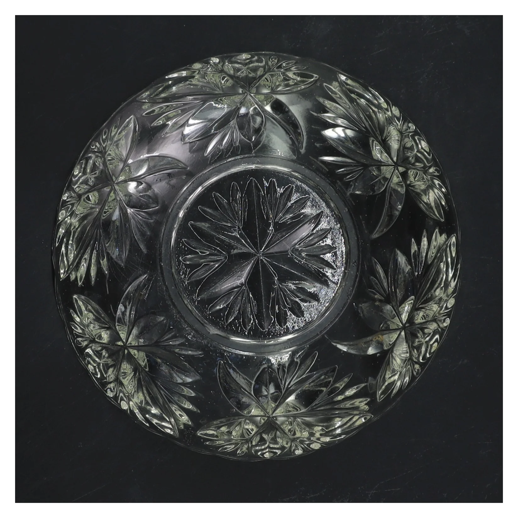 Skål i presset glas (str. Ø 15 cm)