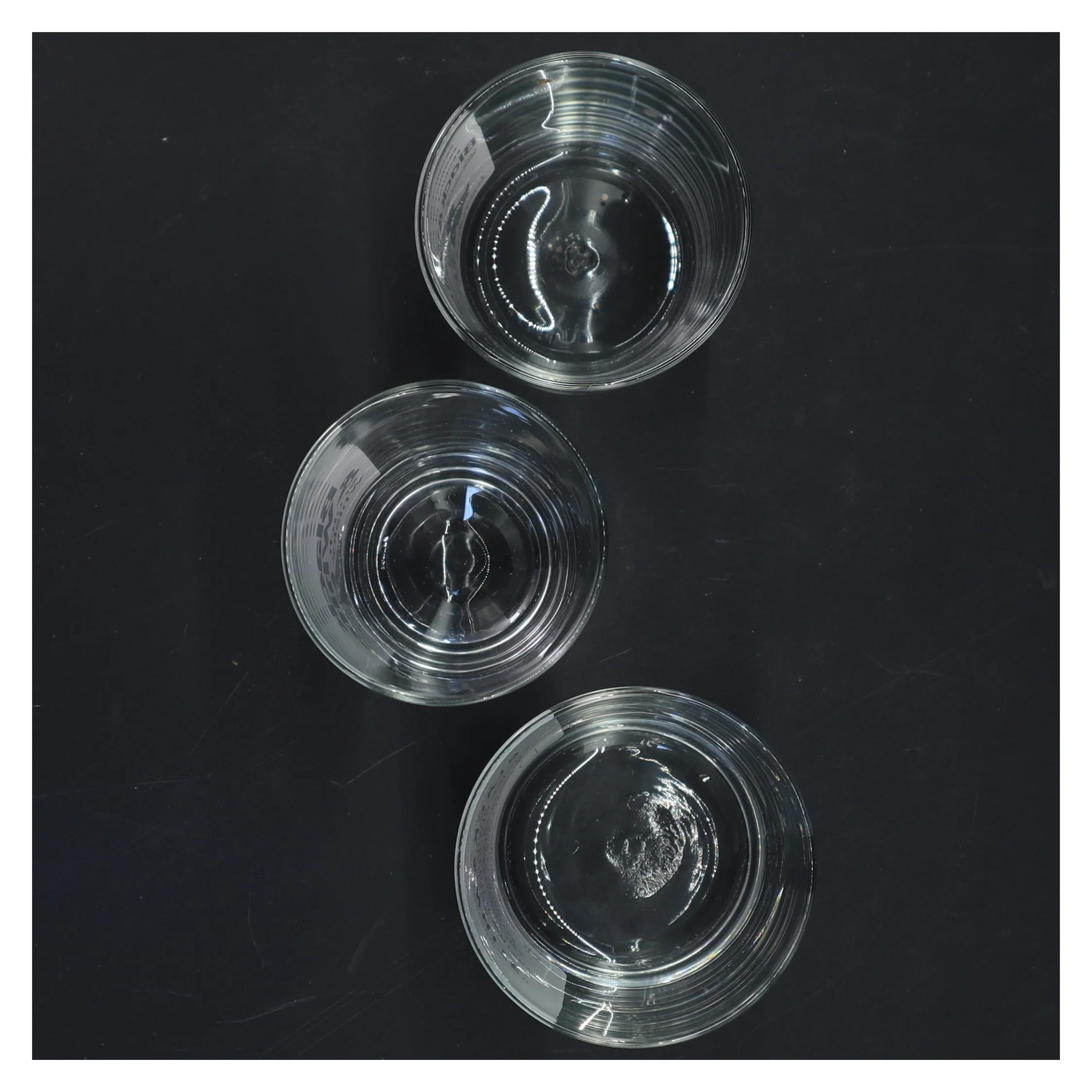 3 stk. Whiskyglas fra Black & White Scotch Whisky (str. 8 cm x 7 cm. 9 cm x 7 ø cm. 14 cm x. 6 ø cm)