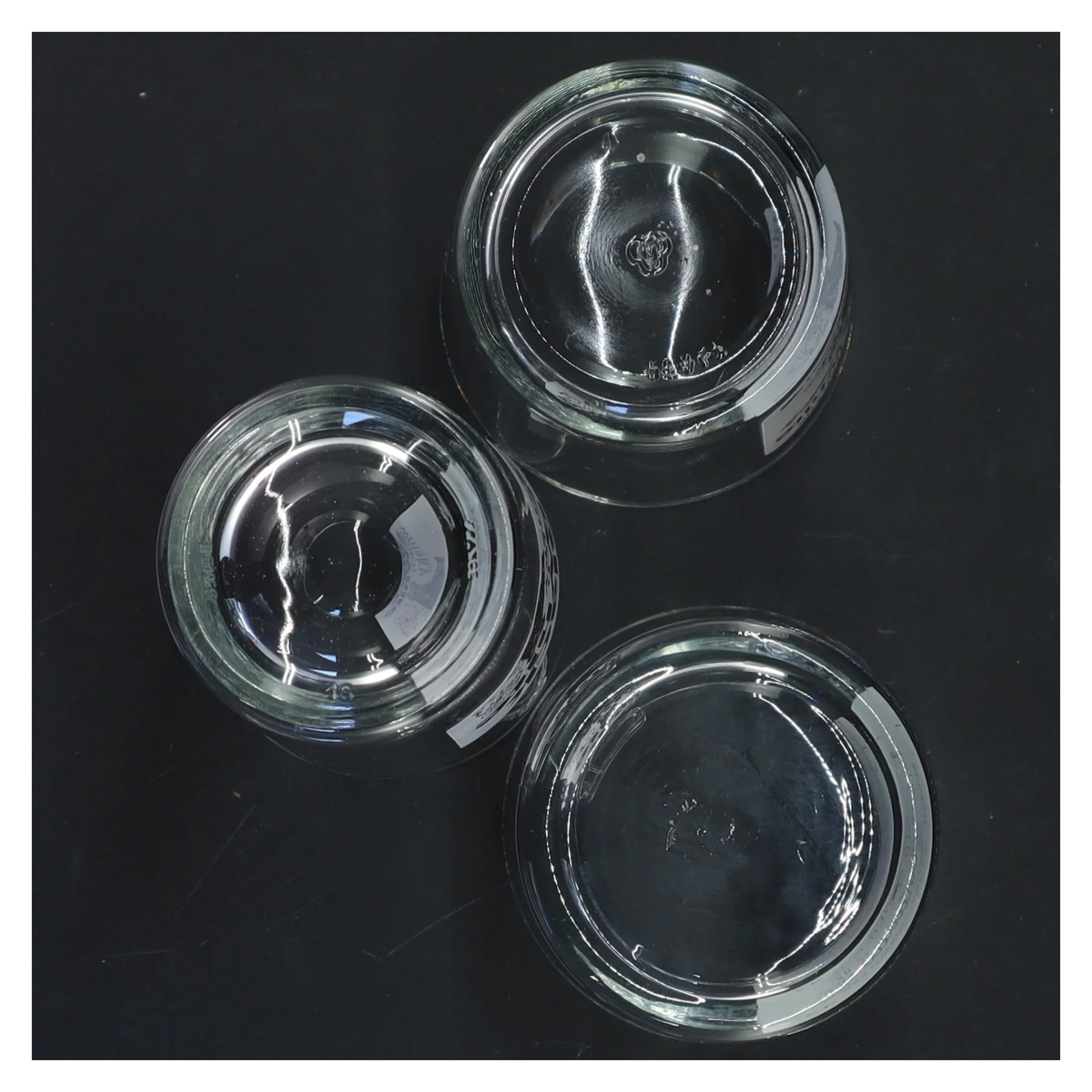 3 stk. Whiskyglas fra Black & White Scotch Whisky (str. 8 cm x 7 cm. 9 cm x 7 ø cm. 14 cm x. 6 ø cm)