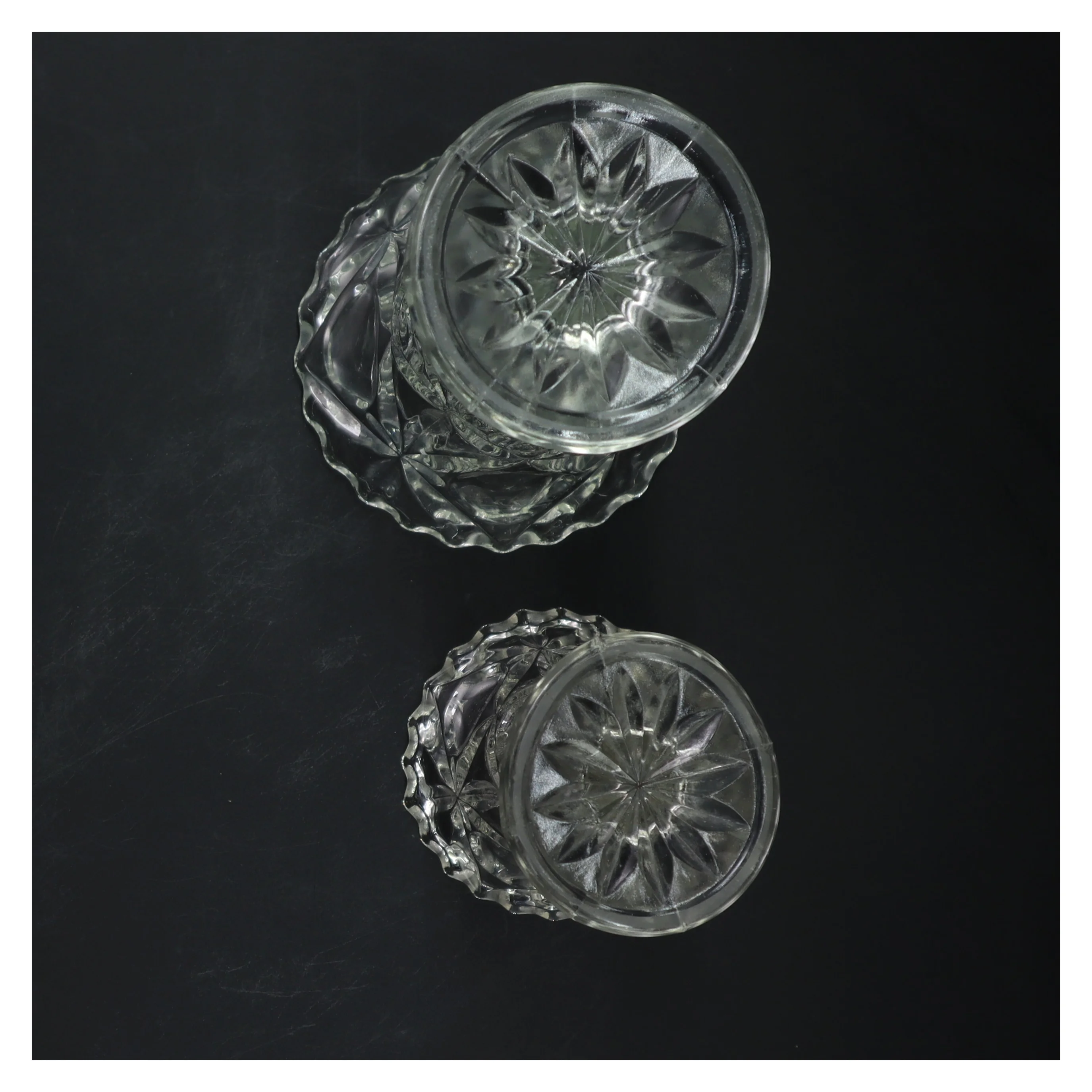 Gamle vaser i prsset glas (str. 16 og 21 cm)