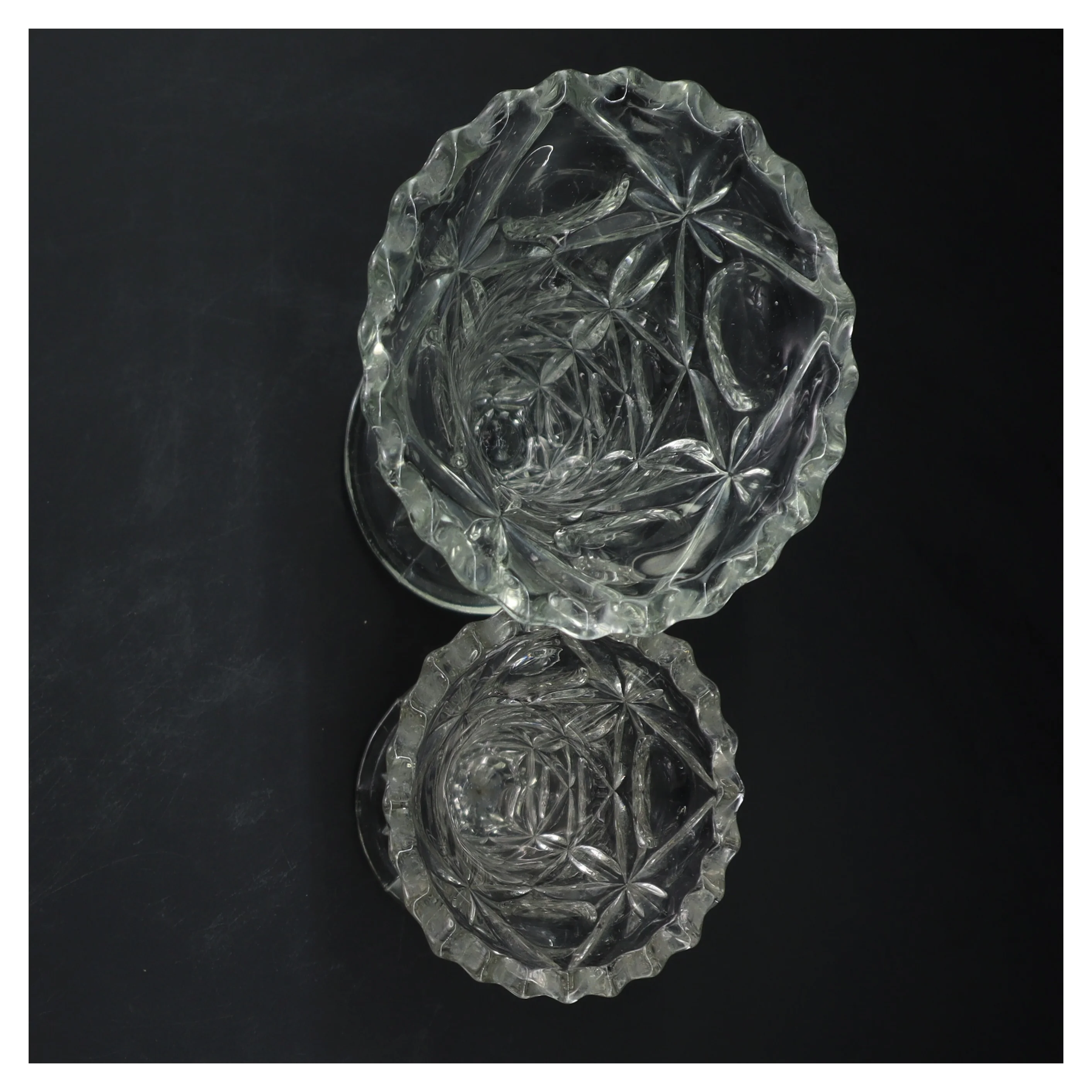 Gamle vaser i prsset glas (str. 16 og 21 cm)