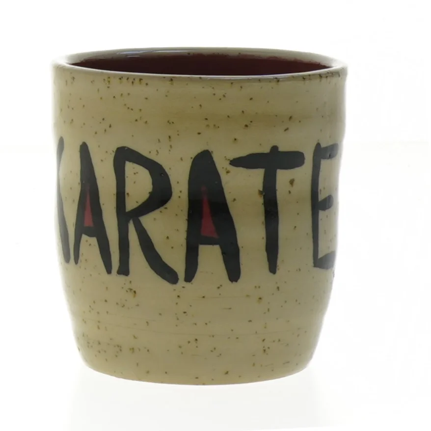 Keramikkrus med 'Karate' tekst (str. Ø. 8,5 cm. længde, 8,5 cm)