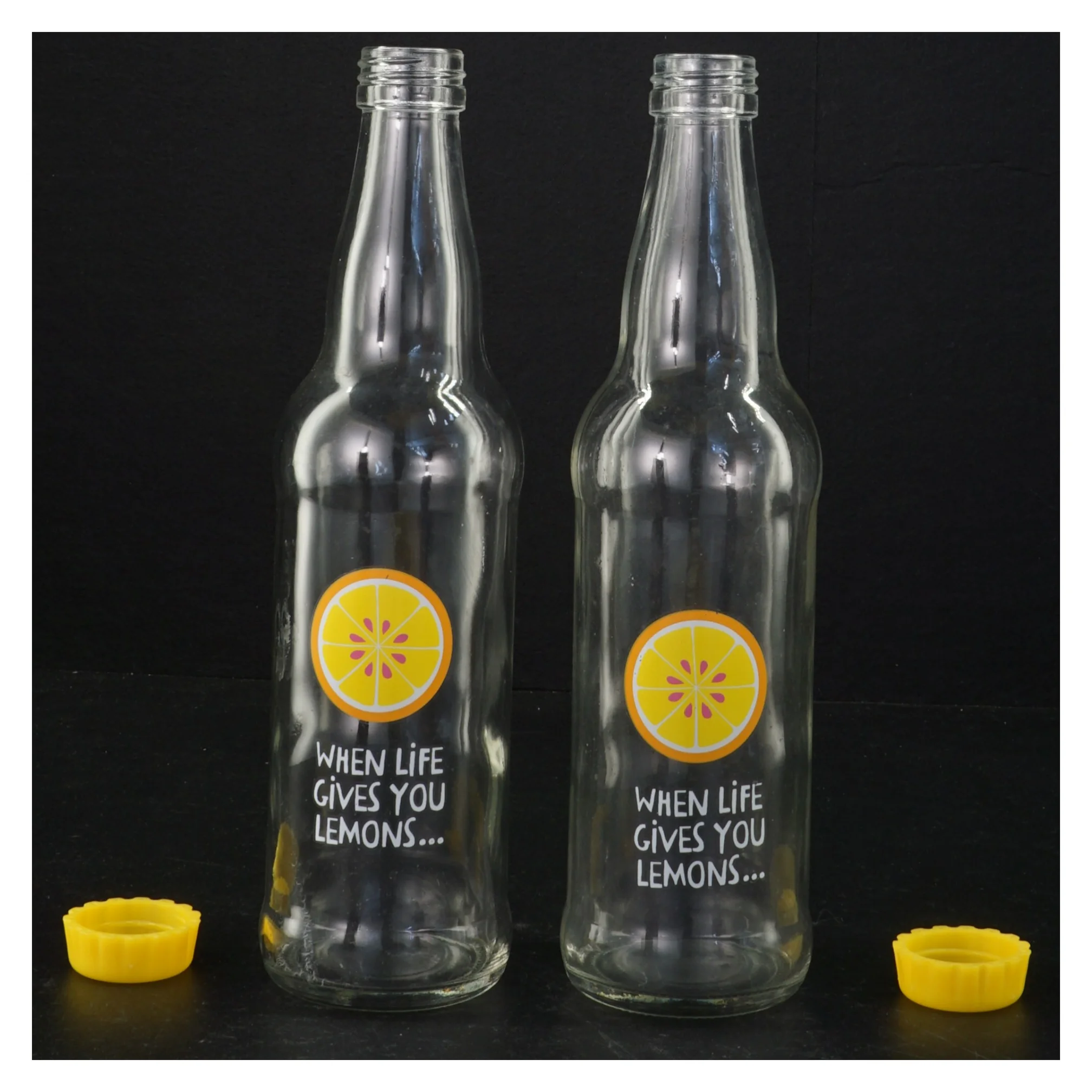 Dekorative citronsodavandsflasker med tekst (str. 23 x 6 cm)