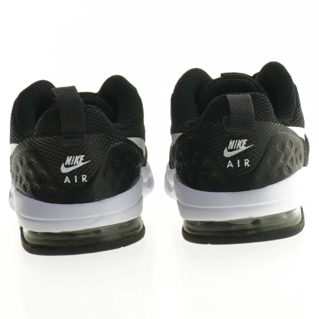 Sorte sportsko fra Nike (str. 22)