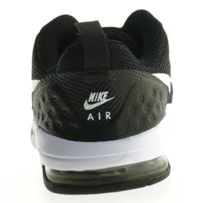 Sorte sportsko fra Nike (str. 22)