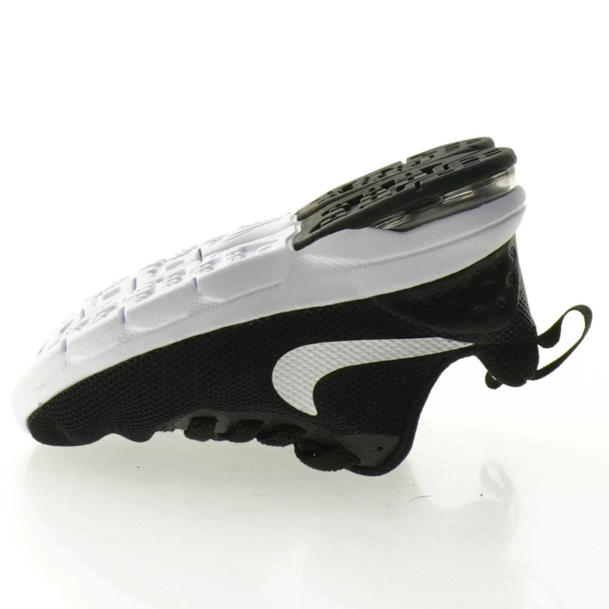 Sorte sportsko fra Nike (str. 22)