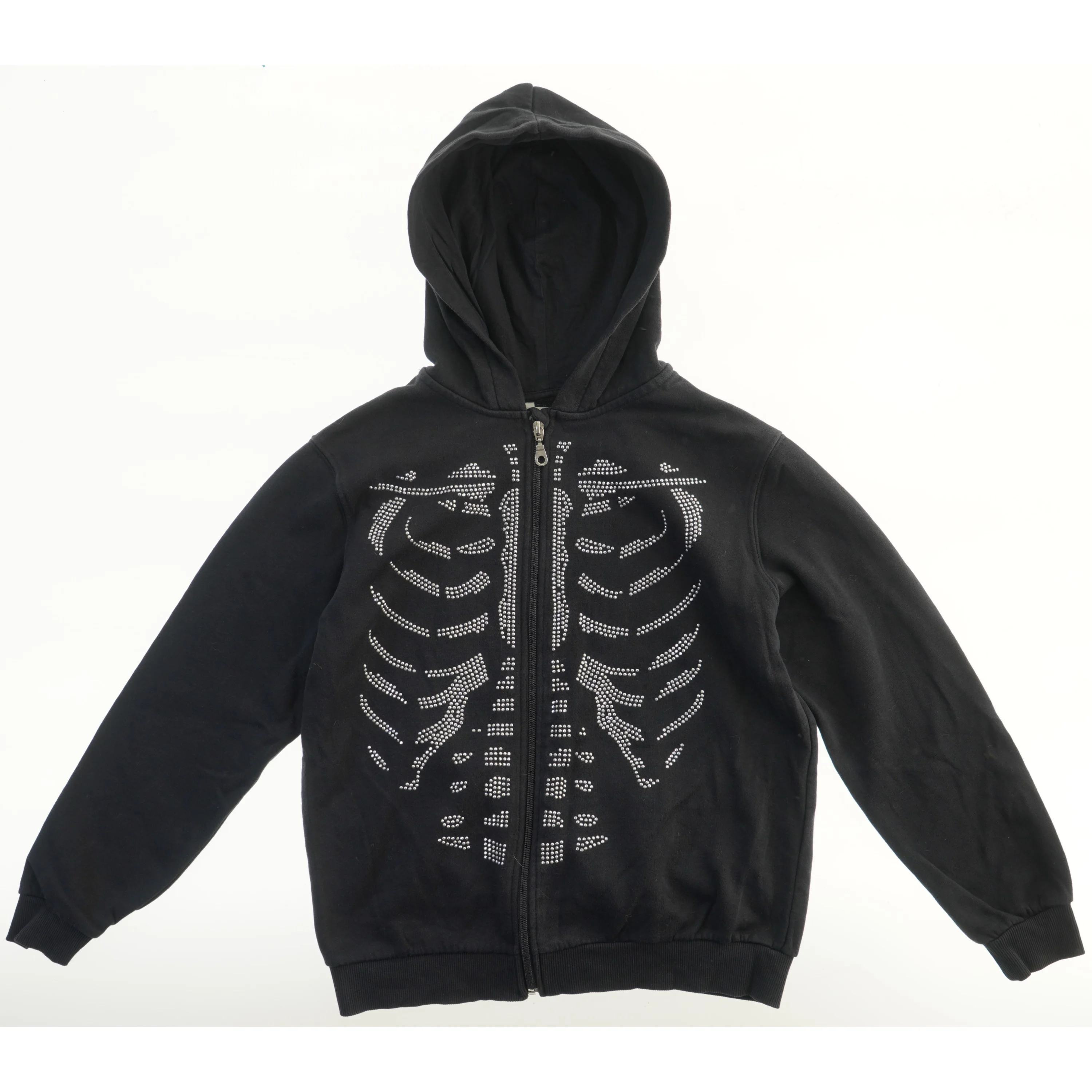 Sort hættetrøje med skeletdesign fra H&M (str. 146)