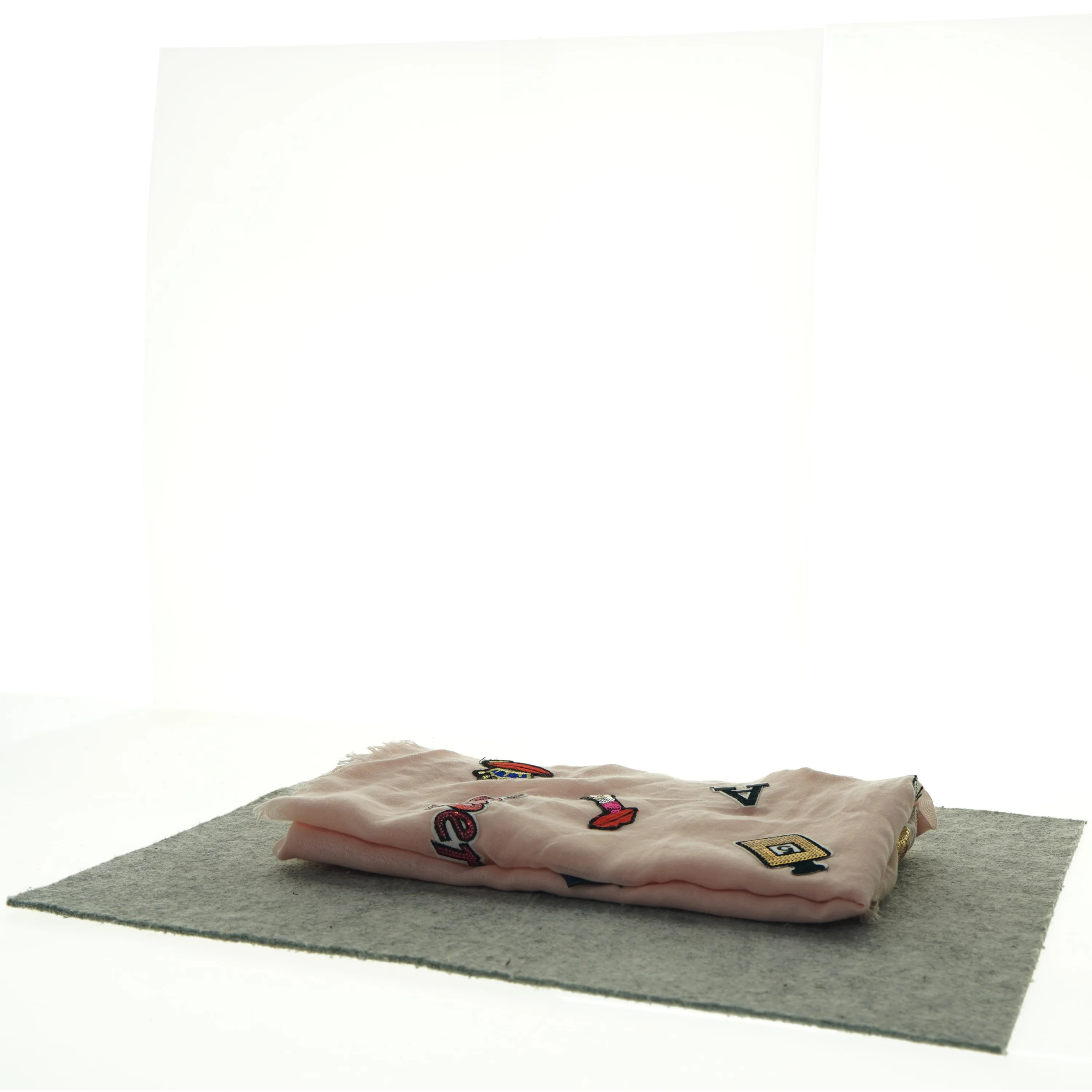 Broderet halstørklæde (str. 130 x 105 cm)