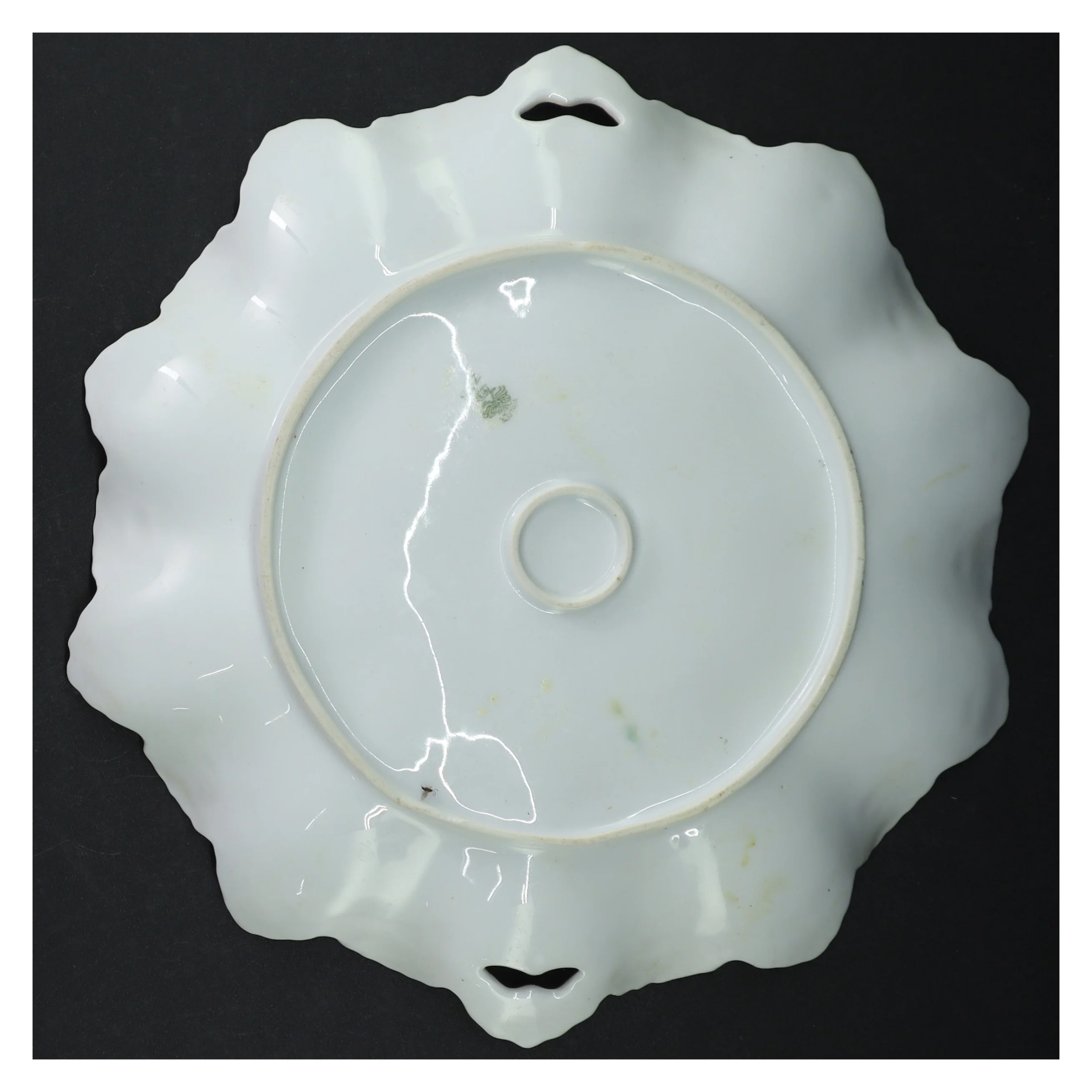 Dekorativ porcelænsfad med guldkant (str. Ø. 27 cm)