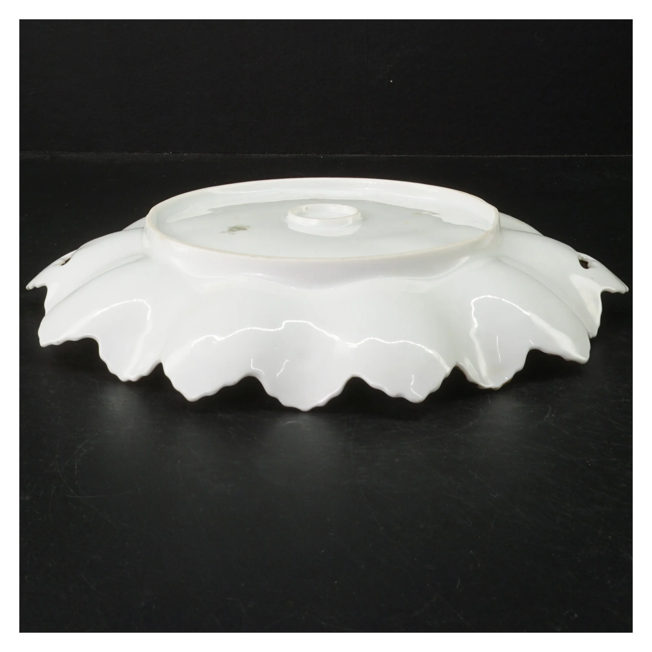 Dekorativ porcelænsfad med guldkant (str. Ø. 27 cm)