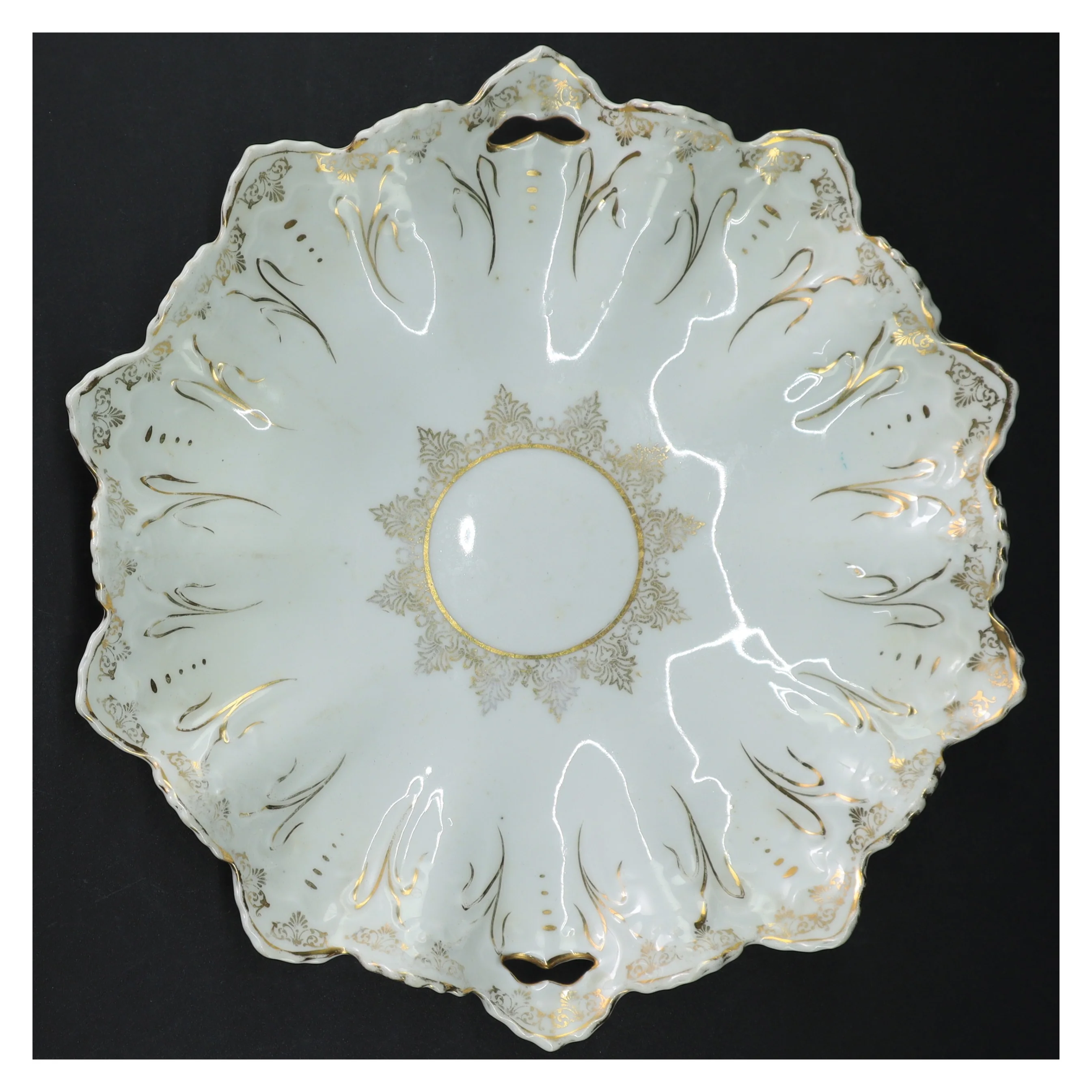 Dekorativ porcelænsfad med guldkant (str. Ø. 27 cm)