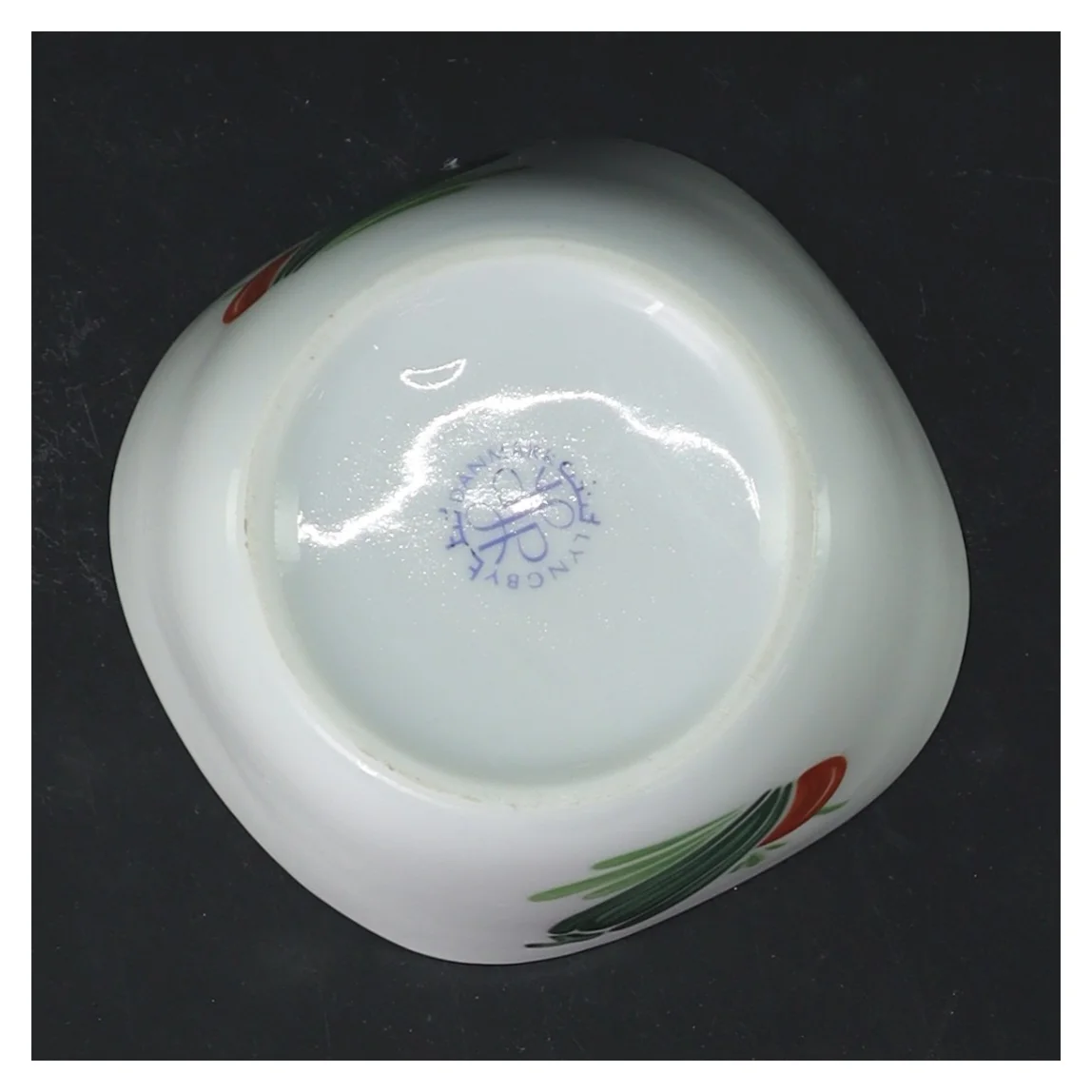 Porcelæns skål med grøntsagsmotiv fra Lyngby (str. 10,5 cm)