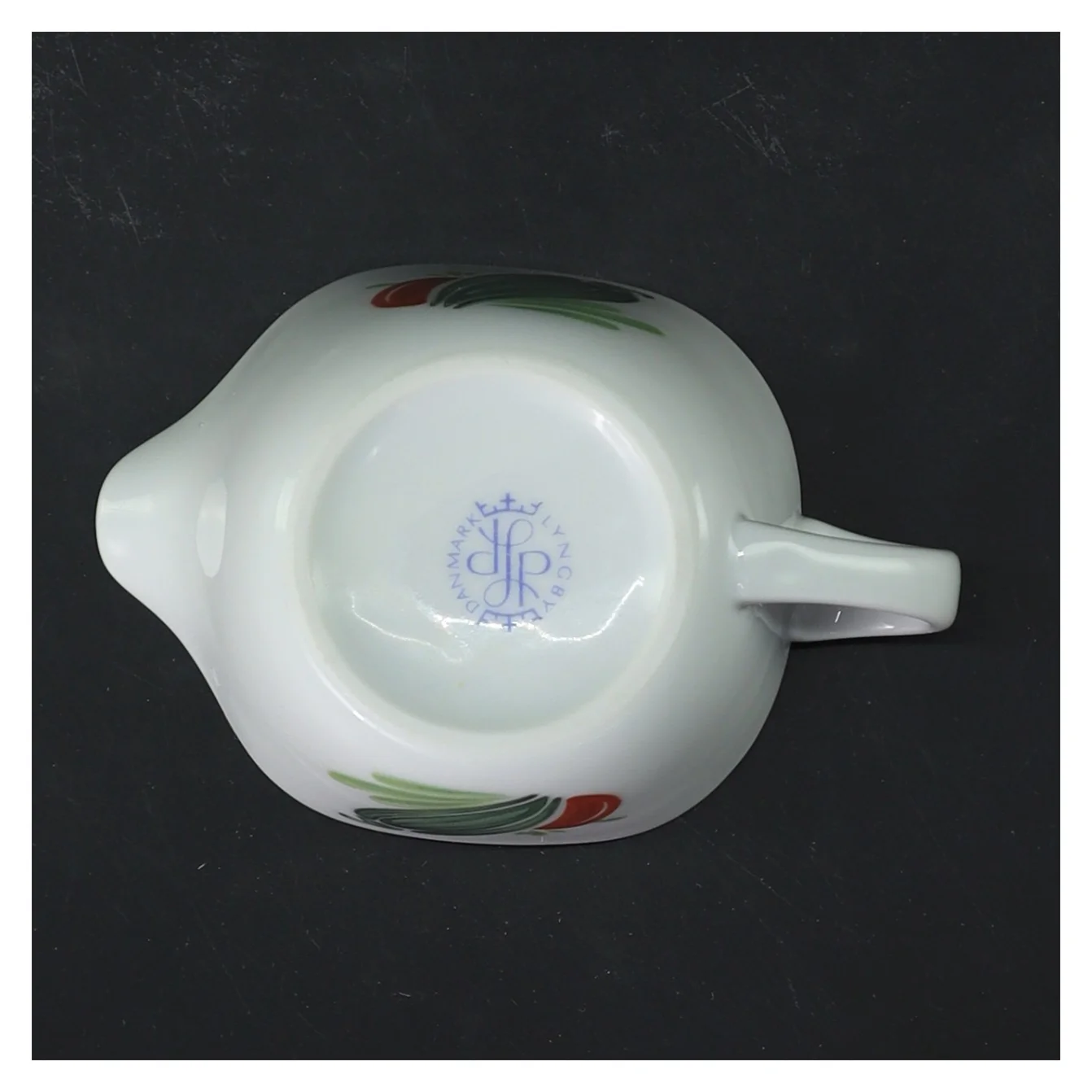 Lille flødekande med grøntsagsmotiv fra Lyngby (str. 8 cm)