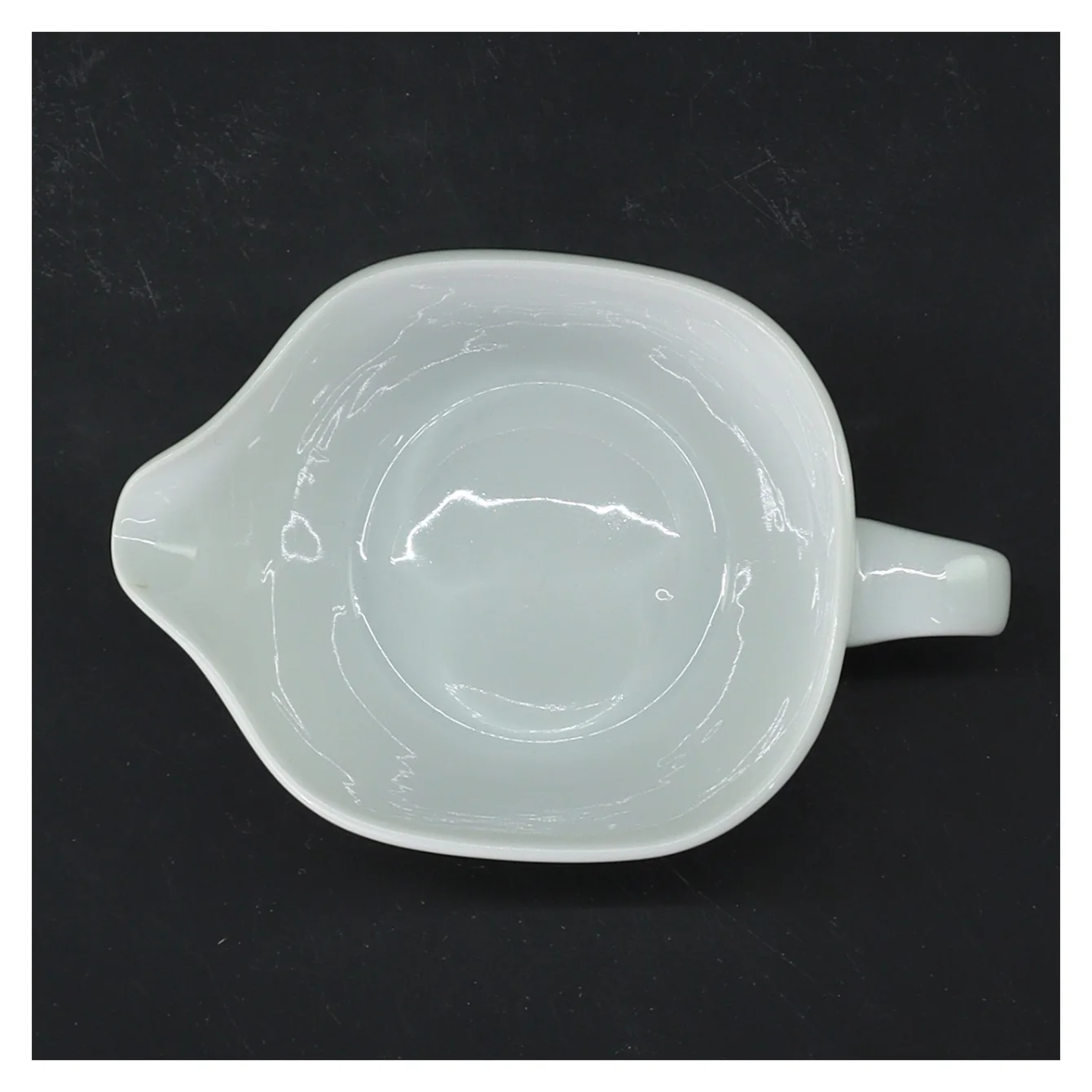 Lille flødekande med grøntsagsmotiv fra Lyngby (str. 8 cm)