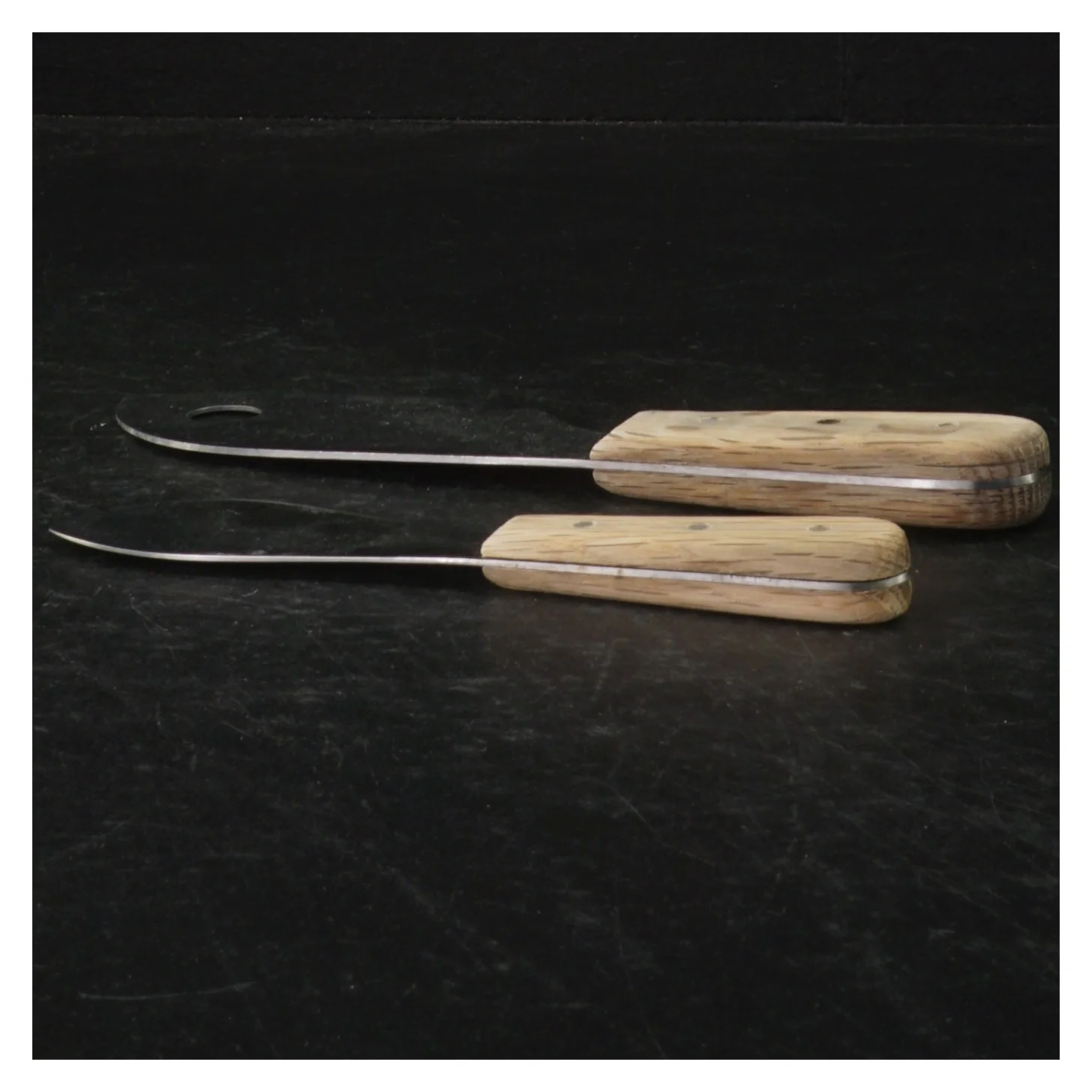 To oste-knive med træhåndtag