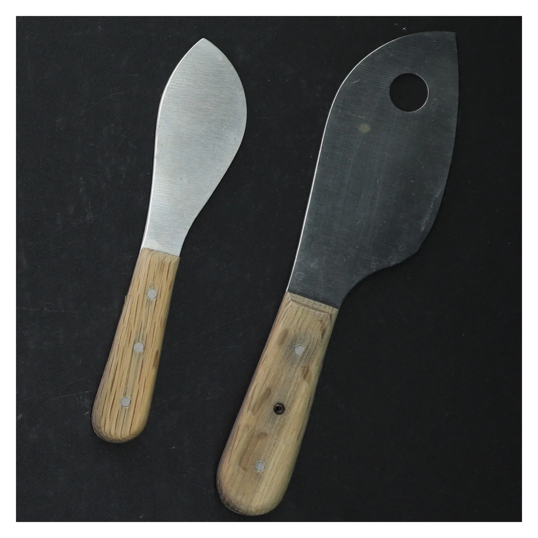 To oste-knive med træhåndtag