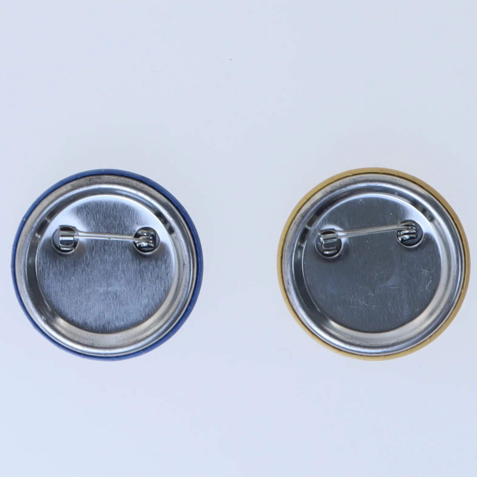 To runde badges med tegneseriefigurer (str. Ø 4 cm)