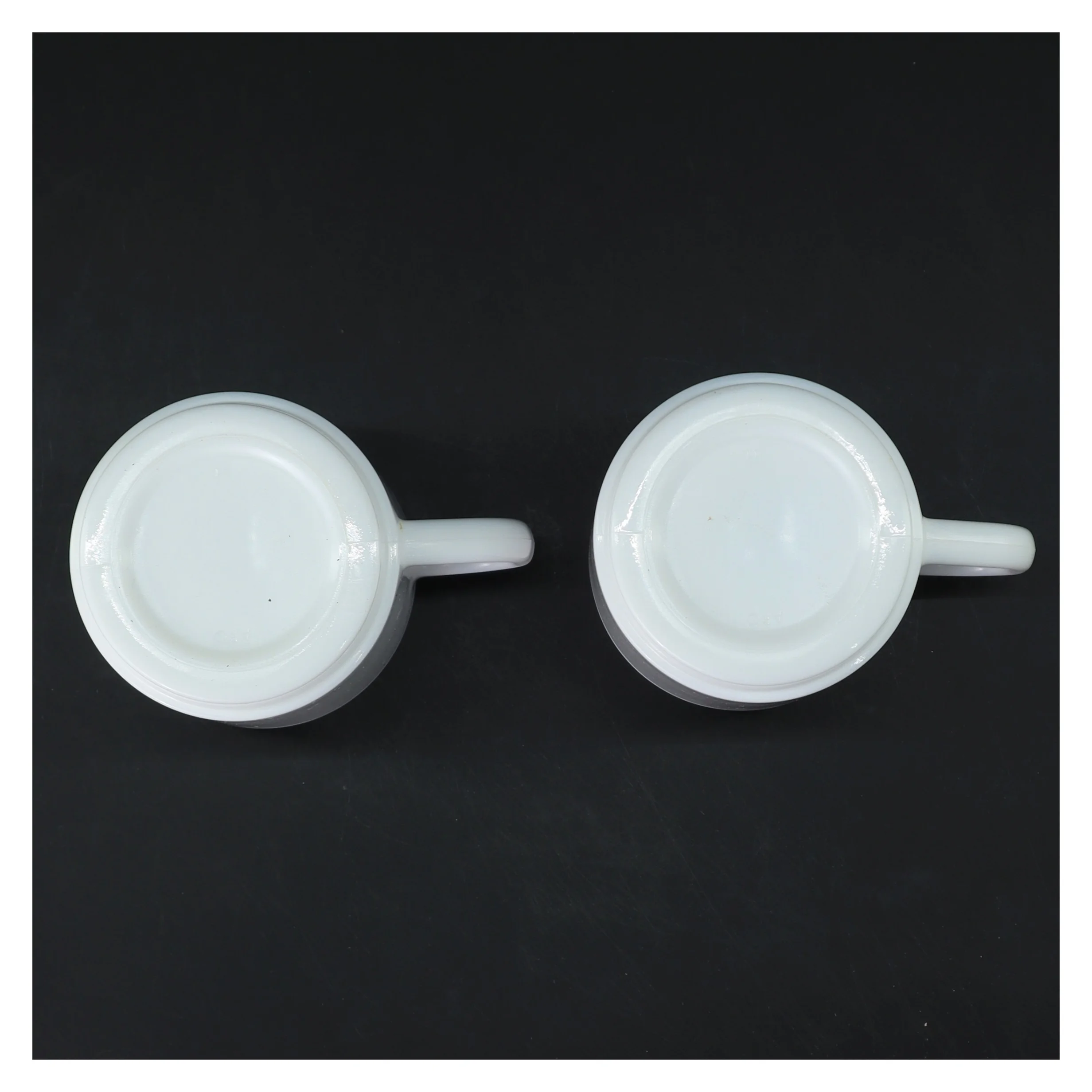 To hvide keramik krus (str. Ø 8 cm højde 9 cm)