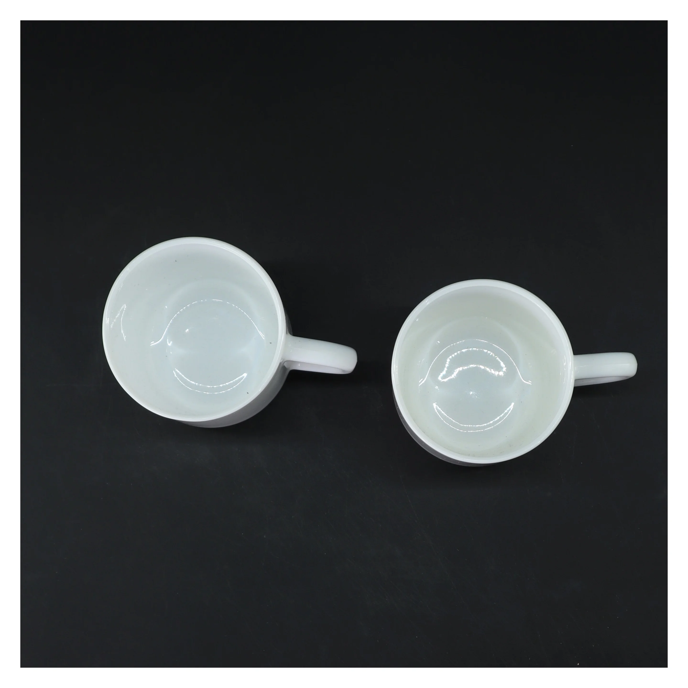 To hvide keramik krus (str. Ø 8 cm højde 9 cm)