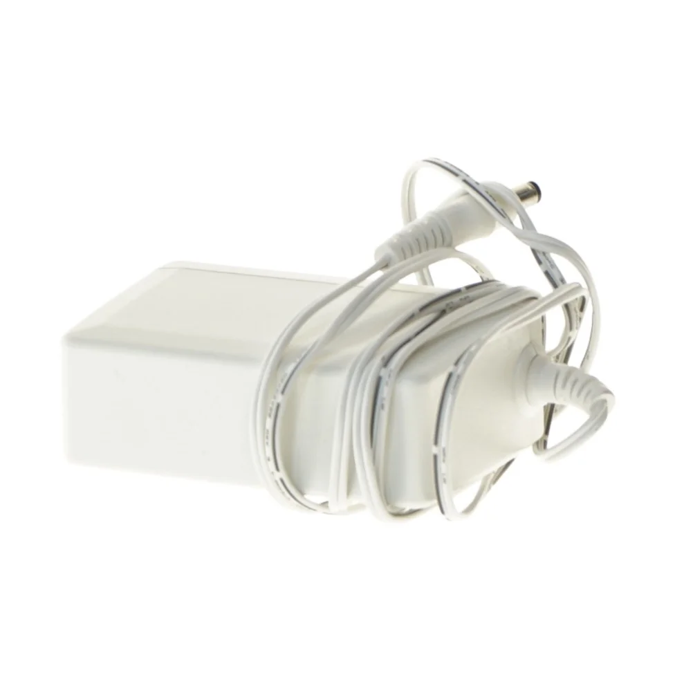 Hvid strømadapter med ledning (str. 9x9 cm)