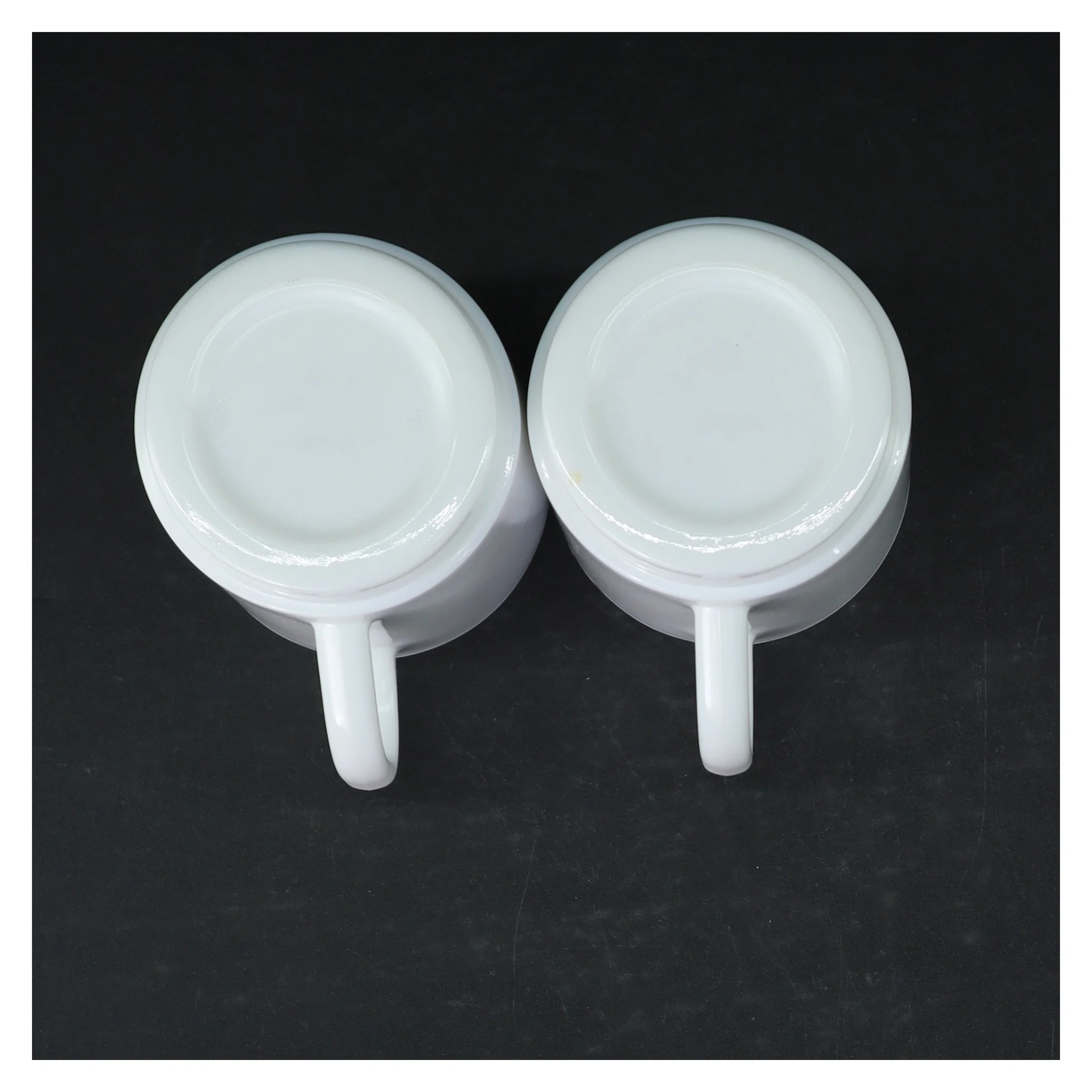 Hvide porcelænskrus fra Arc (str. Ø. 8 cm. længden, 9 cm)