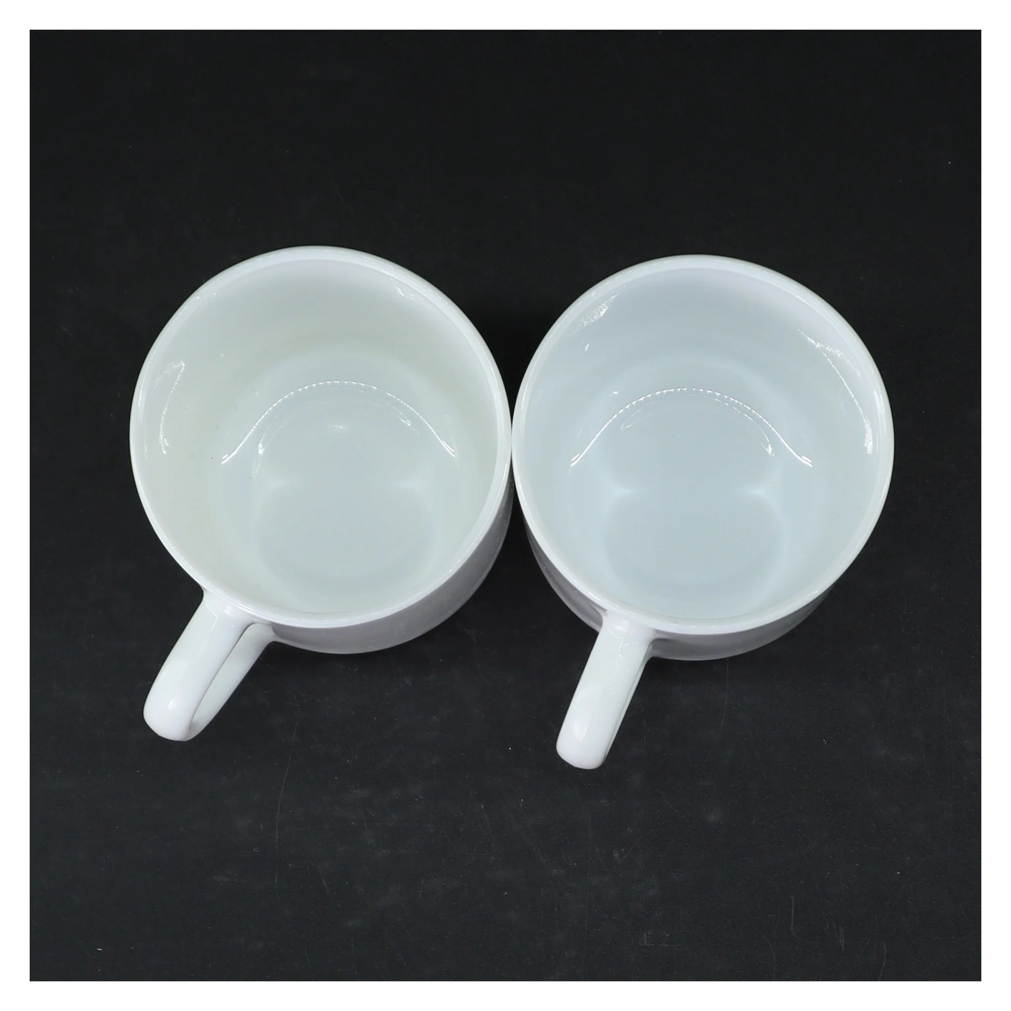 Hvide porcelænskrus fra Arc (str. Ø. 8 cm. længden, 9 cm)