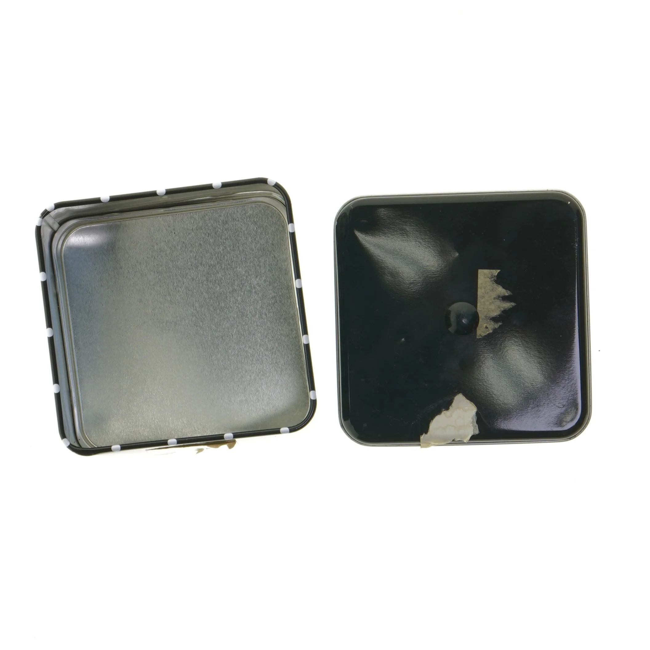 Sort prikket dåse (str. 11x11 cm)