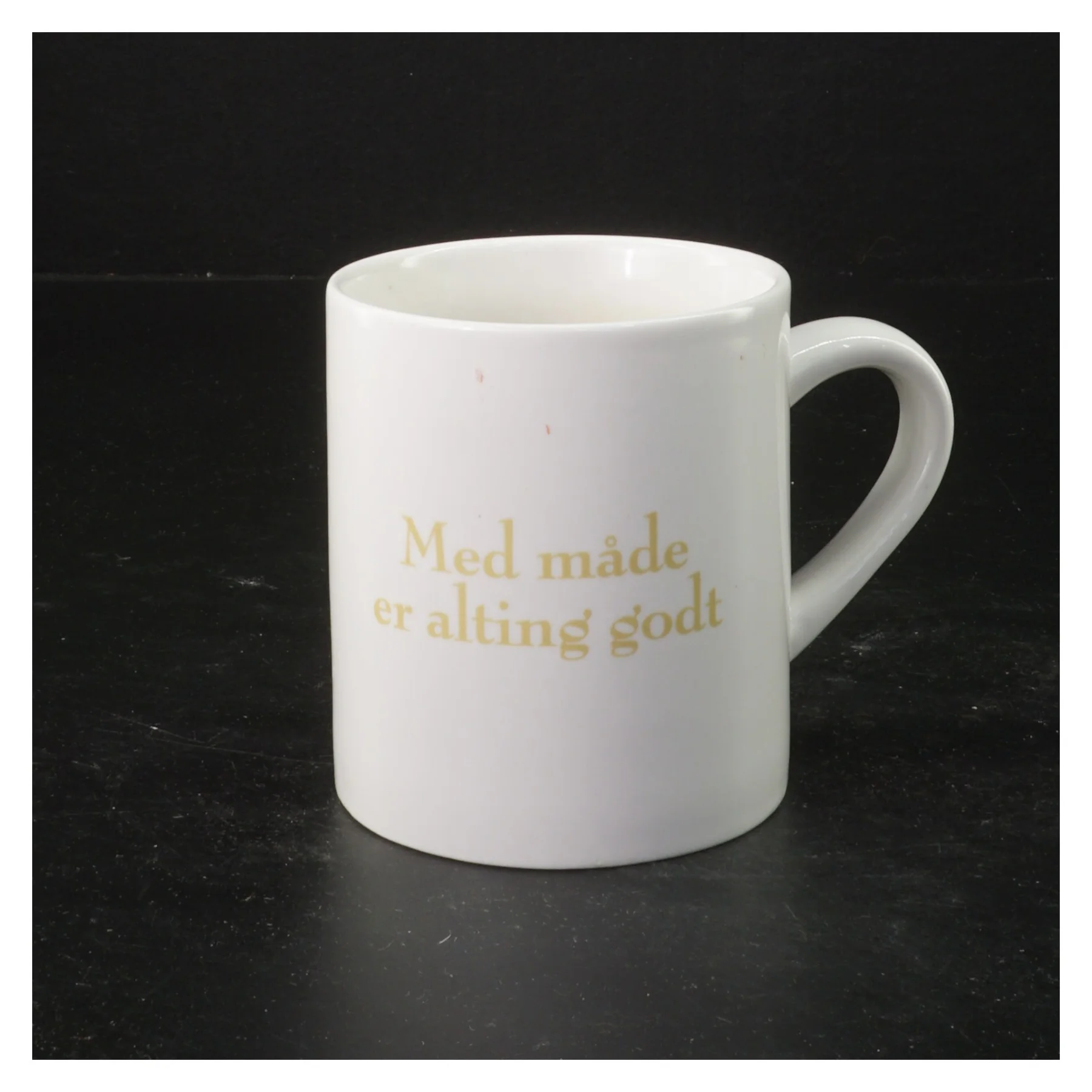 Porcelænskrus med tekst fra Matador (str. Ø 8x9 cm)