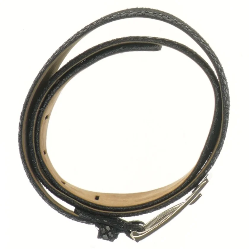 Sort bælte med metalspænde (str. 105 cm)