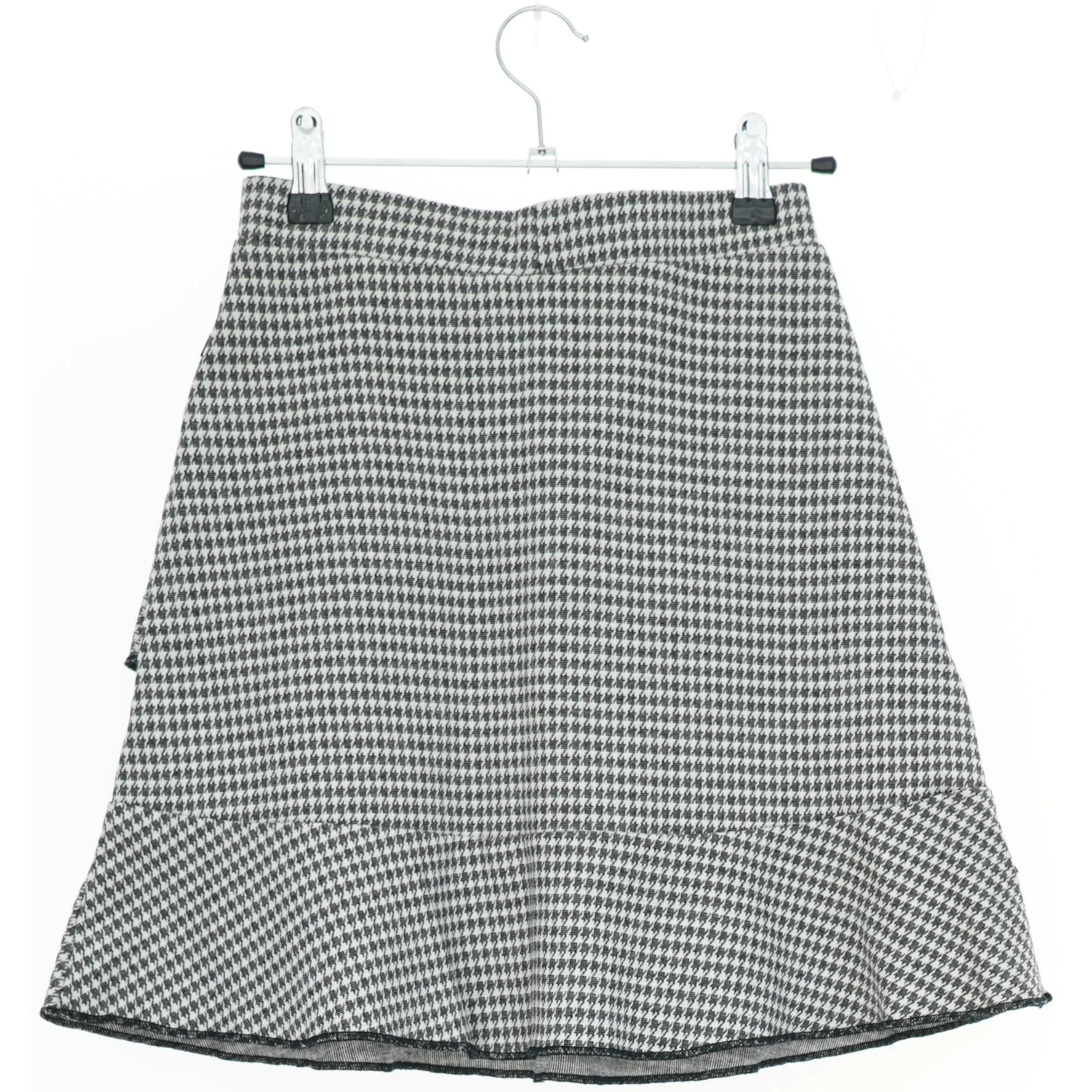 Nederdel med hundetandsmønster og flæser fra Lemon Beret (str. 152)