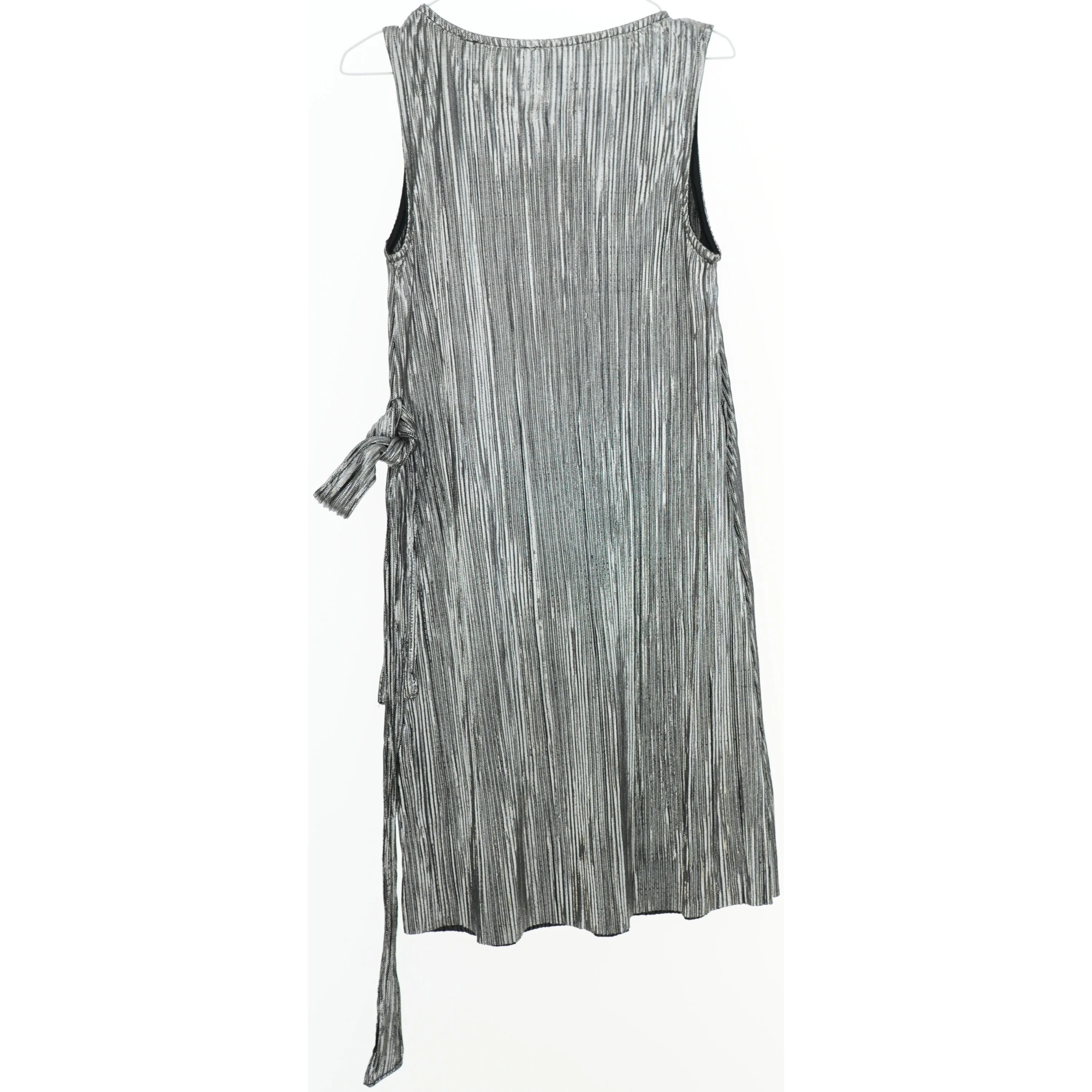 Grå ærmeløs kjole med plisseret detalje fra Friboo (str. 140)