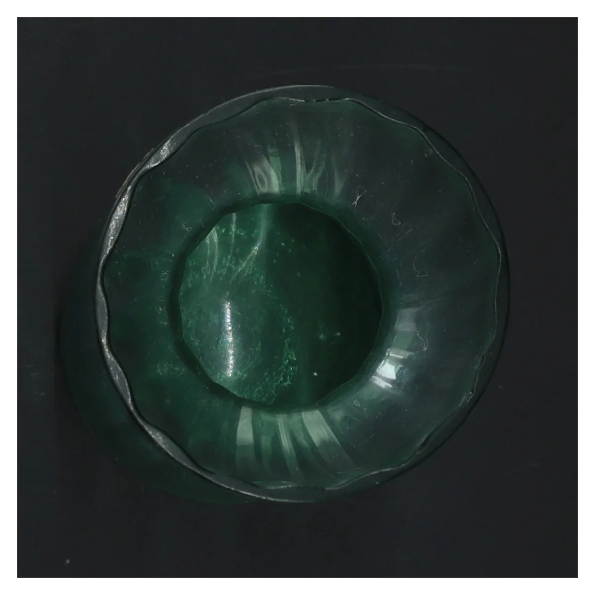 Grøn glasvase (str. H. 18 cm. ø 8 cm)