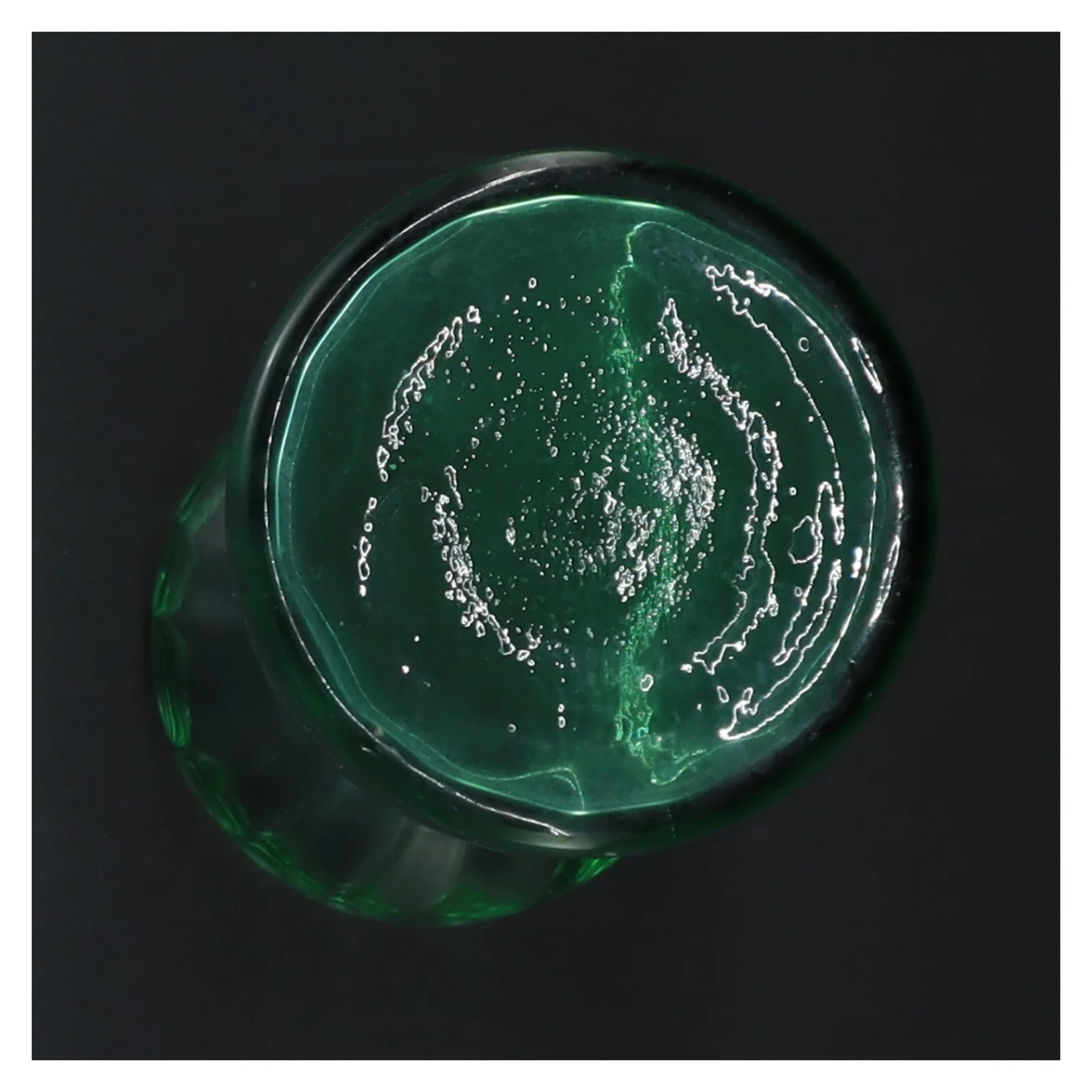 Grøn glasvase (str. H. 18 cm. ø 8 cm)