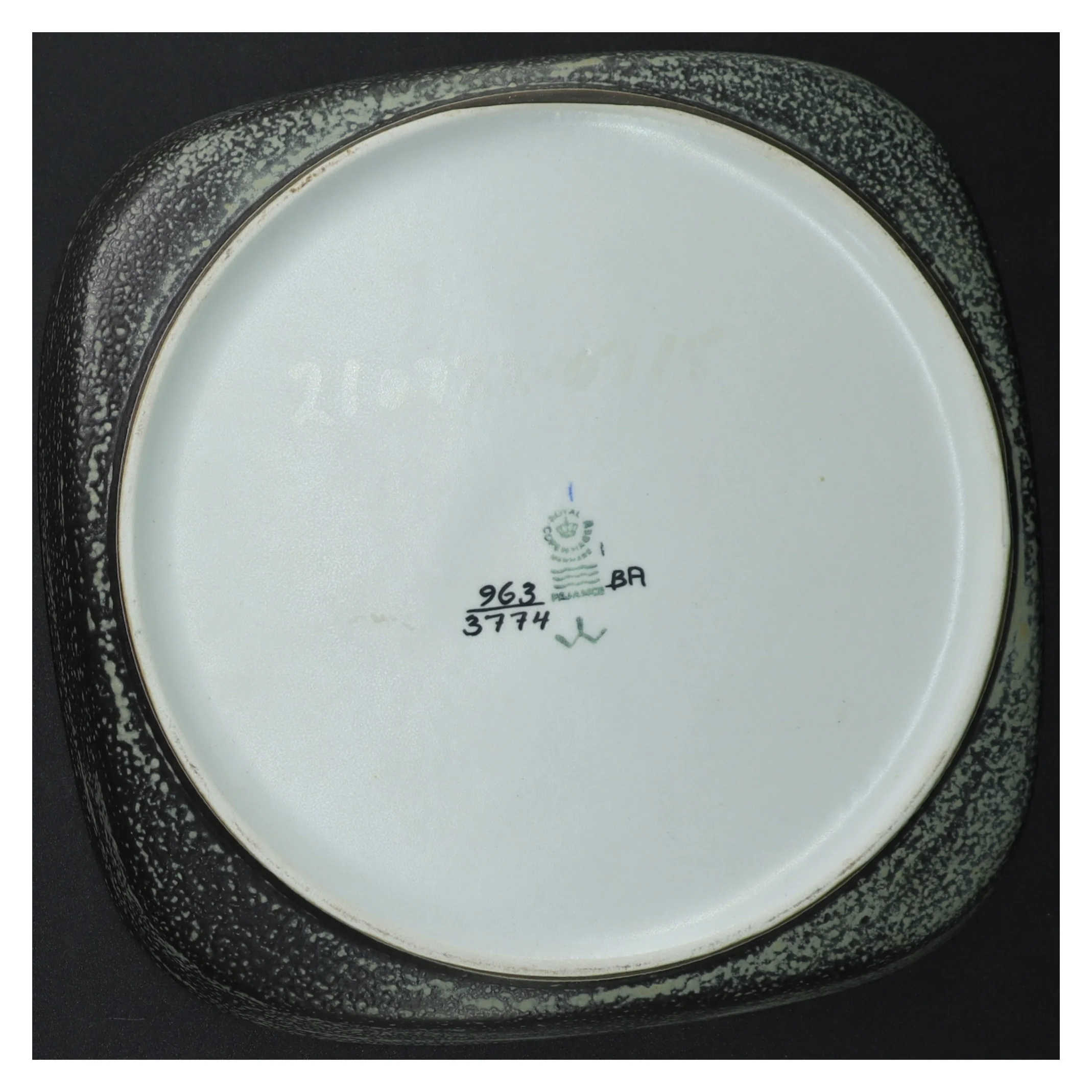 Vintage sort og hvid keramikfad 964-3774 fra Royal Copenhagen (str. 21,5 cm)